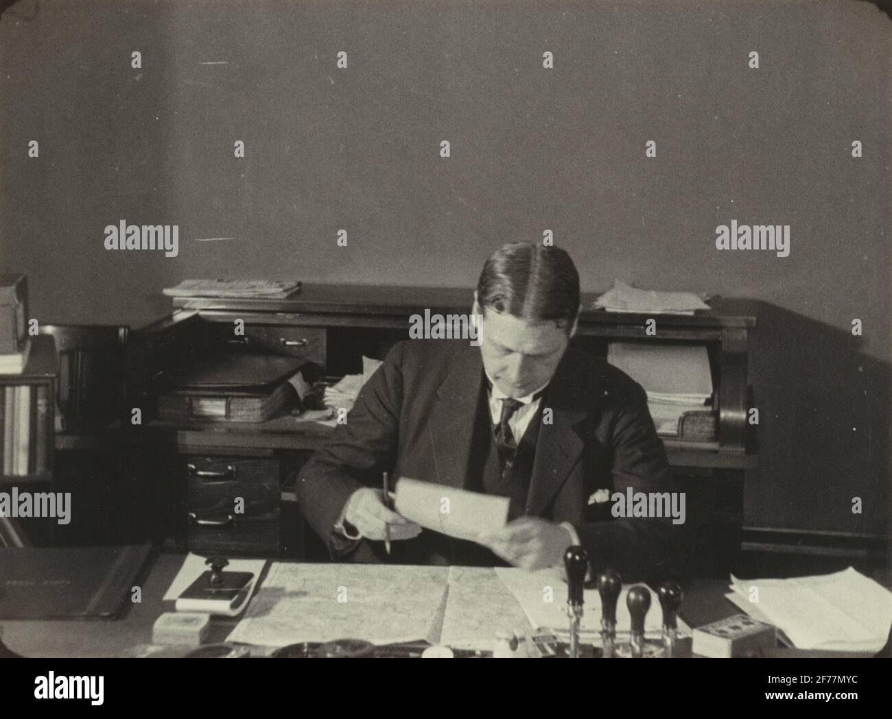 Bürochef Hallgren an seinem Schreibtisch. Aus dem Album 'Cut out of the Film TeleGrafdet 1928' von Notar H. Heimbürger. Herausgegeben von den schwedischen Filmen A. B. Stockfoto