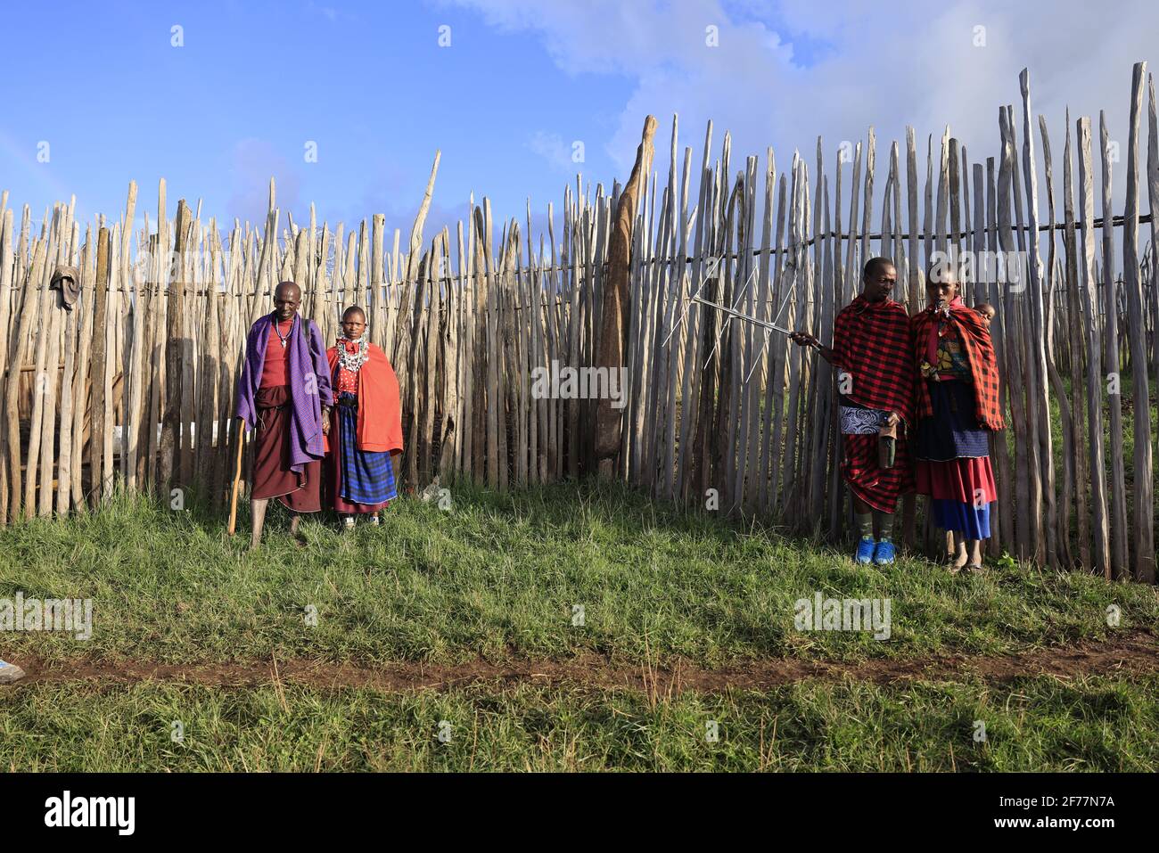 Tansania, Ngorongoro, Arusha-Region, Boma Mokila, Ngorongoro-Schutzgebiet, Zwei Paare von Massai-Hirten mit einem Baby, am Ende des Tages im Boma Stockfoto