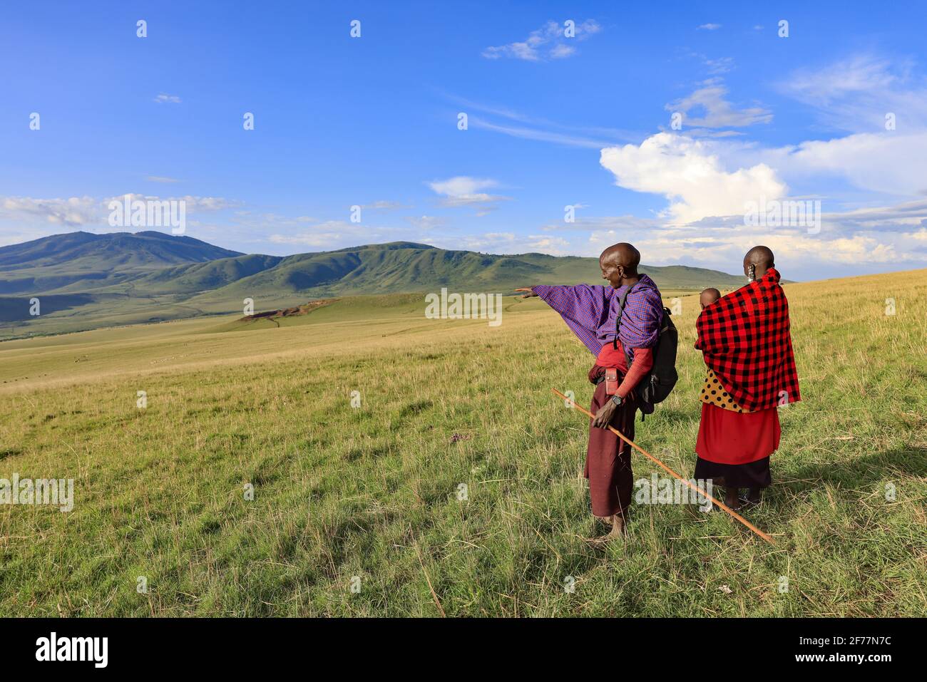 Tansania, Ngorongoro, Arusha-Region, Boma Mokila, Ngorongoro-Schutzgebiet, Ein paar Massai-Hirten mit einem Baby, am Ende des Tages im Boma Stockfoto