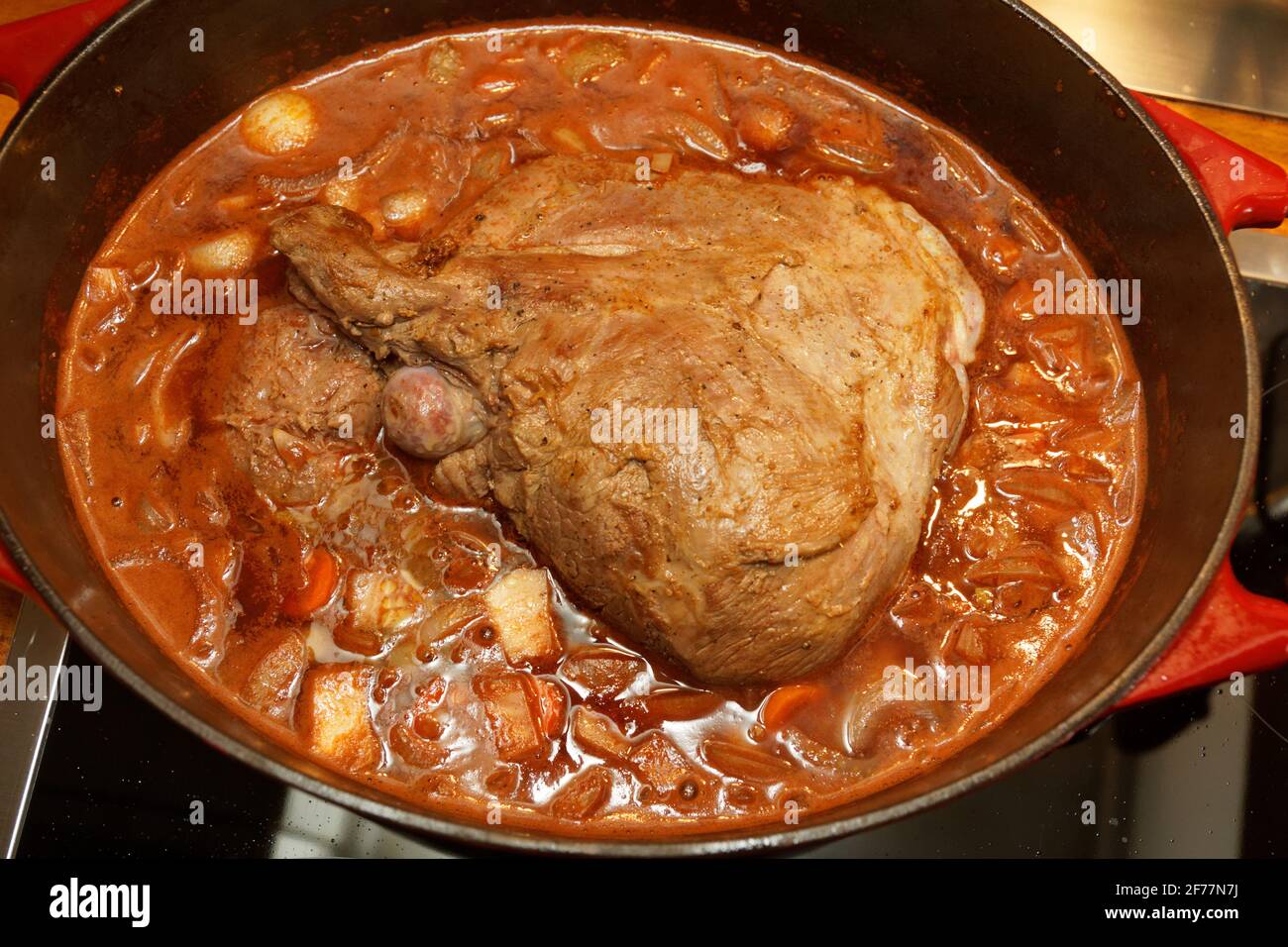 Lammkeule im Bräter Stockfoto
