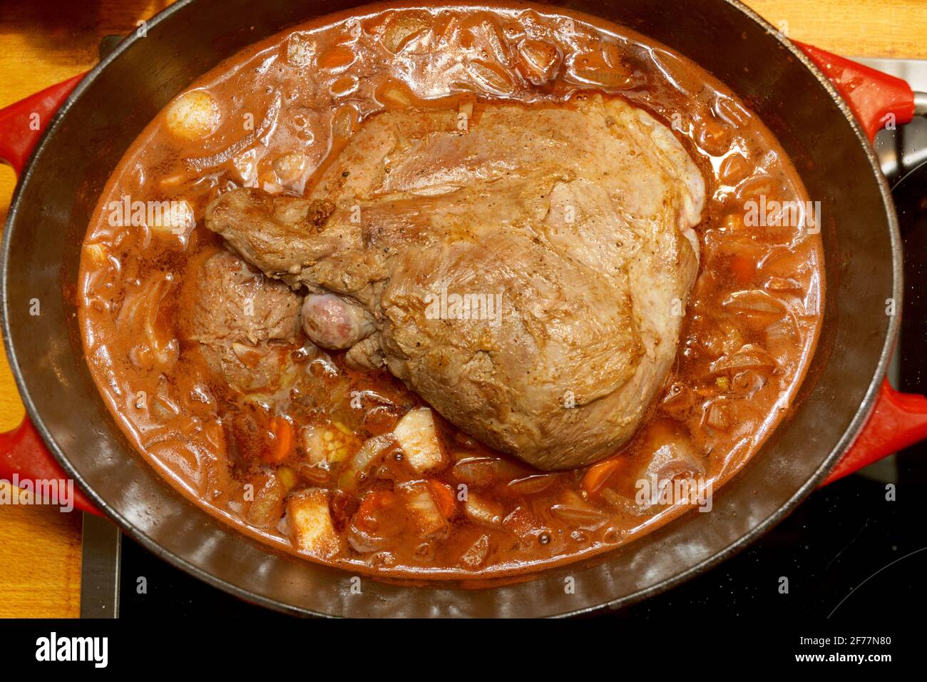 Lammkeule im Bräter Stockfoto