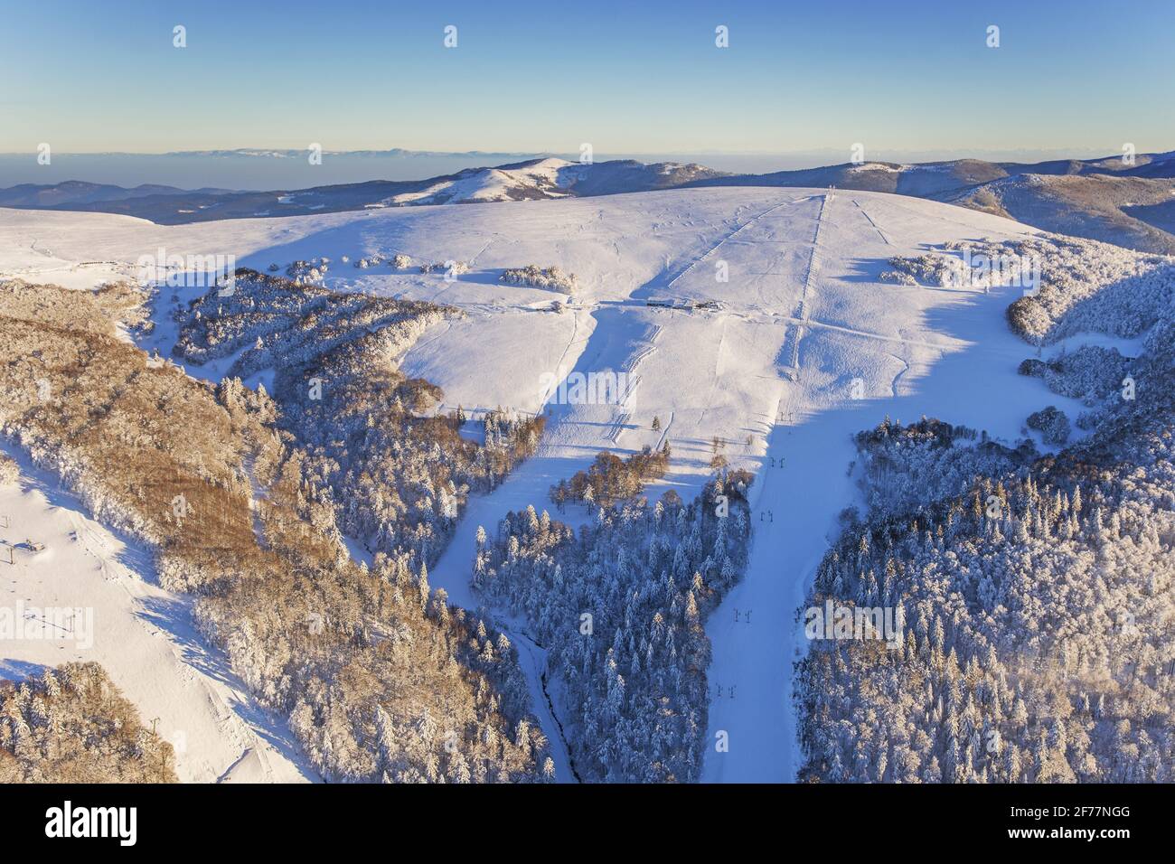 Frankreich, Vosges, La Bresse, Skigebiet La Bresse Hohneck (Luftaufnahme) Stockfoto