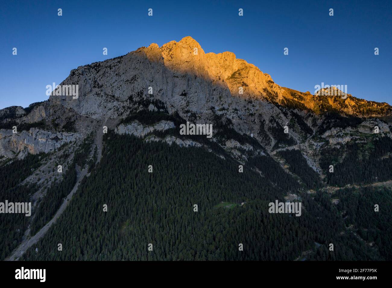 Pedraforca Nordansicht bei einem Sommersonnenaufgang über dem Saldes-Tal (Provinz Barcelona, Katalonien, Spanien, Pyrenäen) Stockfoto