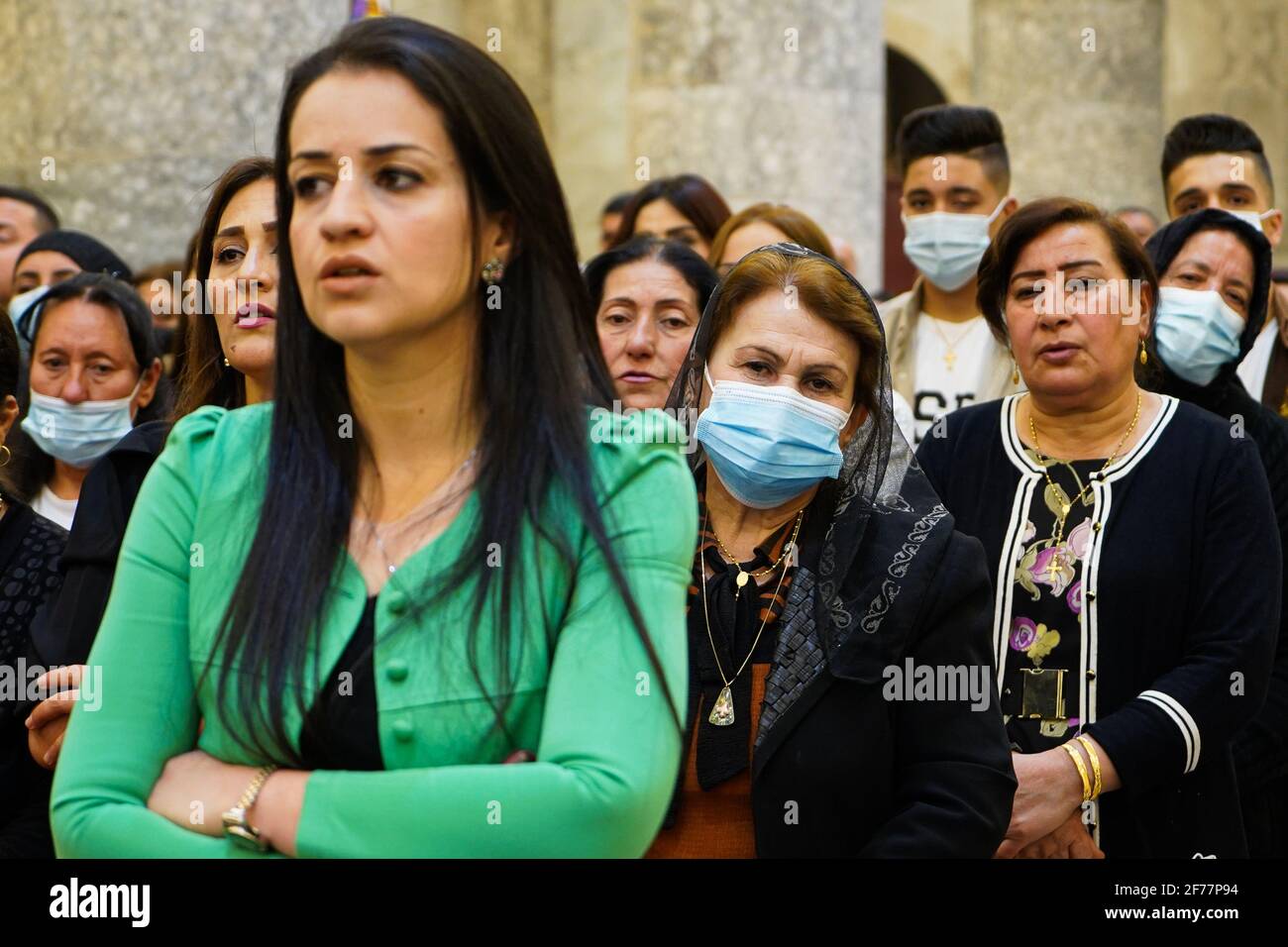 Mosul, Ninive, Irak. April 2021. Irakische Christen nehmen an der Ostermesse in der Großen Unbefleckten Kirche (al-Tahira-l-Kubra) in der Stadt Qaraqosh (Al-Hamdaniya), 30 Kilometer südöstlich der Stadt Mosul, Teil. Ostern gilt als größter und größter christlicher Feiertag, Es erinnert an die Auferstehung Christi von den Toten nach drei Tagen seiner Kreuzigung und seines Todes, wie im Neuen Testament geschrieben, in dem die große Fastenzeit, die gewöhnlich vierzig Tage dauert, endet. Während der Liturgie werden die Hymnen gesungen, Teile des Alten Testaments aus der Bibel rezitiert, die Hymnen des Hallelujah ar Stockfoto