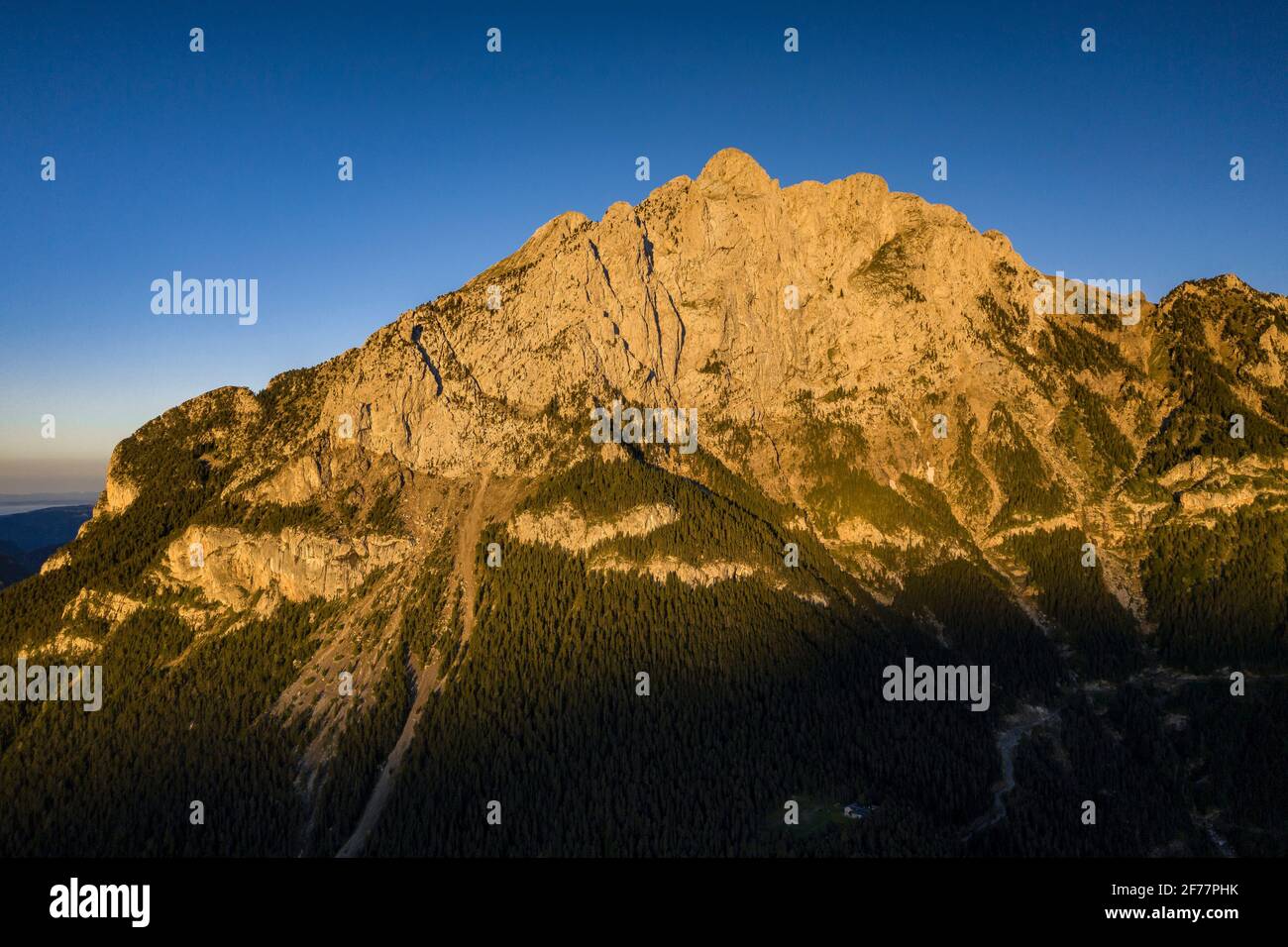 Pedraforca Nordansicht bei einem Sommersonnenaufgang über dem Saldes-Tal (Provinz Barcelona, Katalonien, Spanien, Pyrenäen) Stockfoto