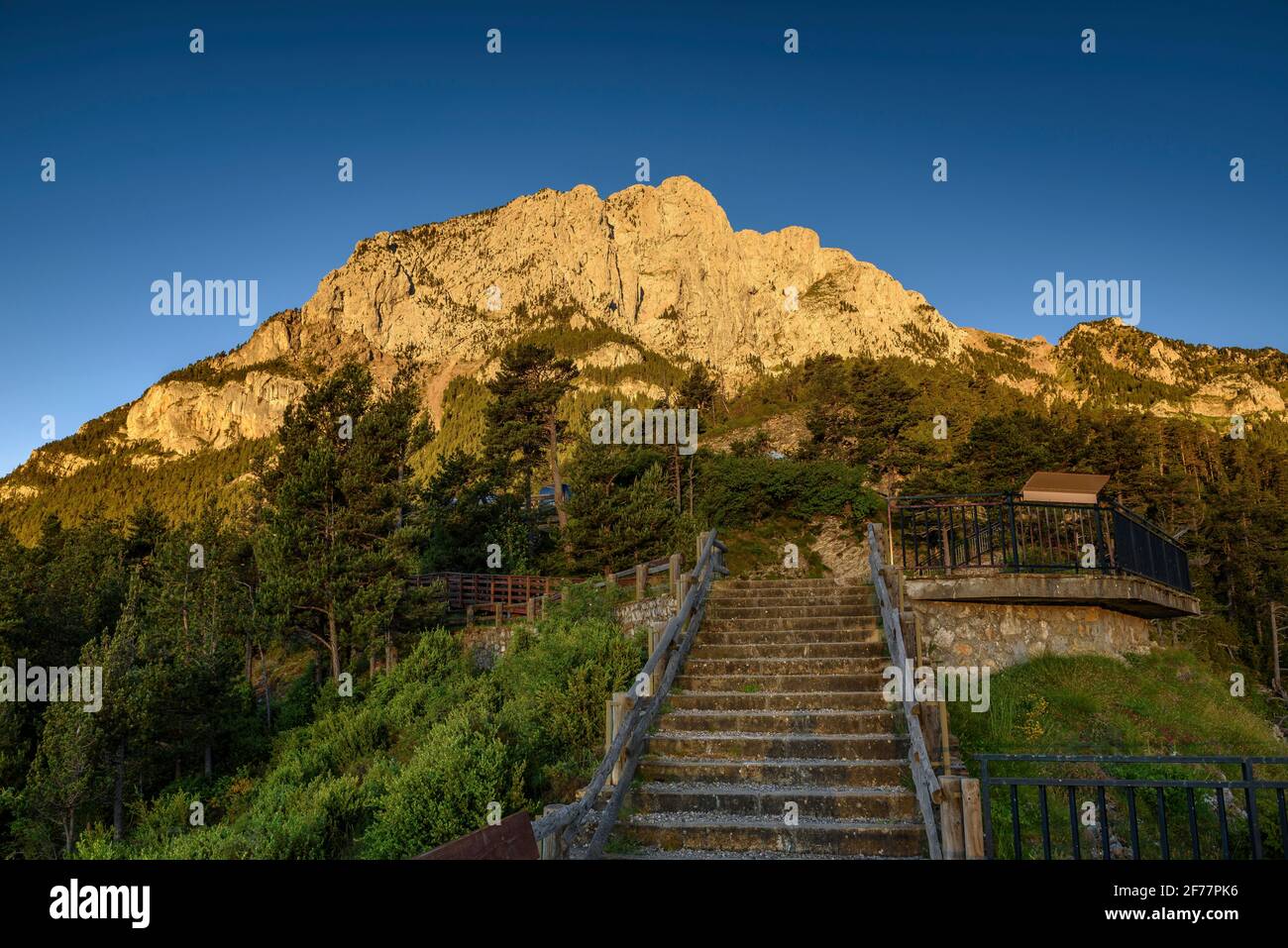 Pedraforca Nordwand bei einem Sommeraufgang vom Aussichtspunkt Mirador de Gresolet aus gesehen (Provinz Barcelona, Katalonien, Spanien, Pyrenäen) Stockfoto