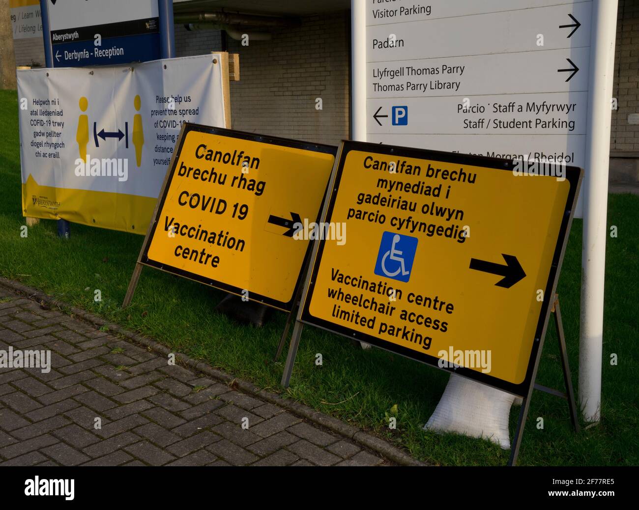 Covid-19 Test- und Impfzentrum mit zweisprachigen ...