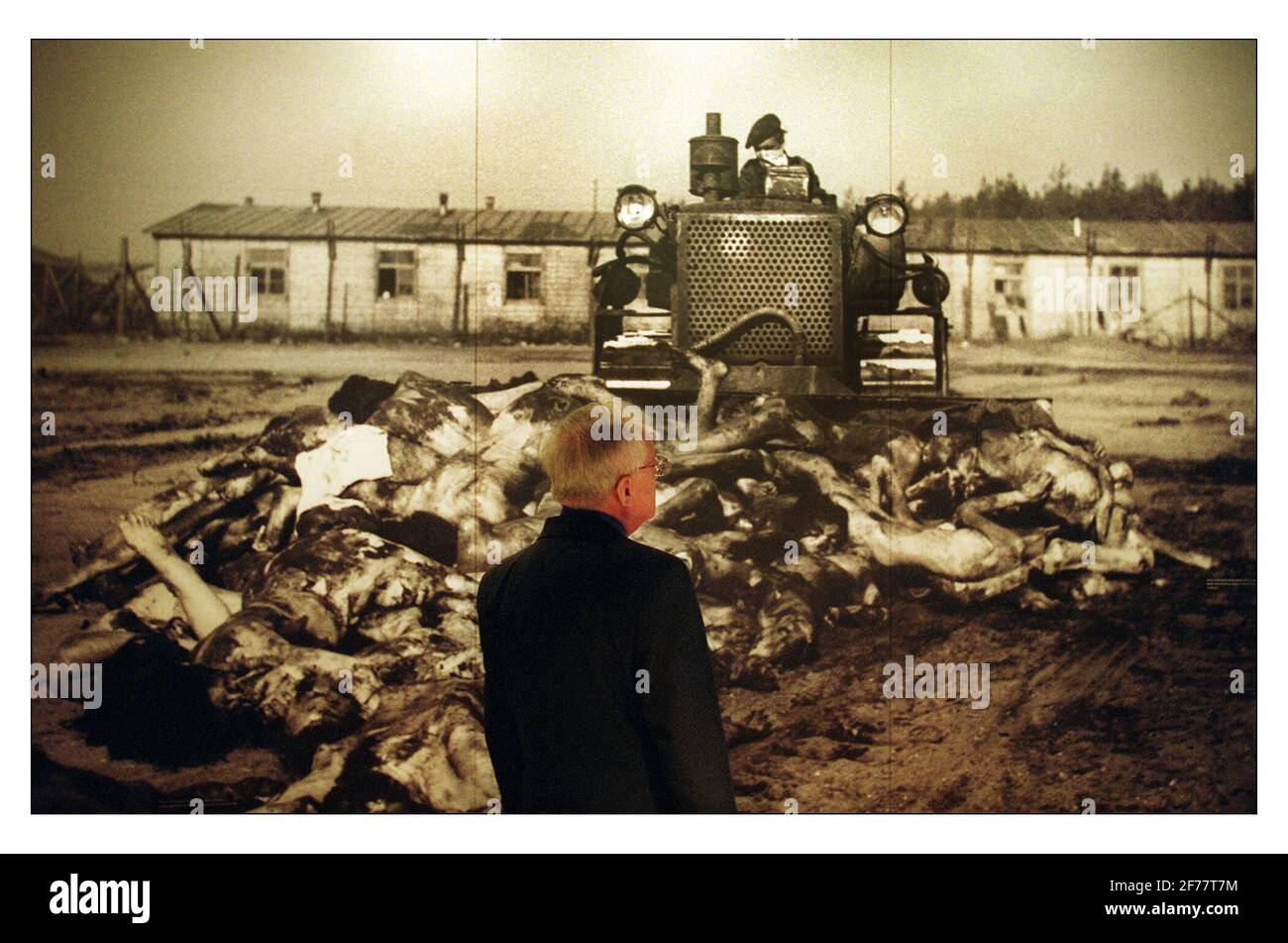 Freddie Knoller ein Überlebender von Bergen Belsen Januar 2001 Besuch der Holocaust-Ausstellung im kaiserlichen Kriegsmuseum. Stockfoto