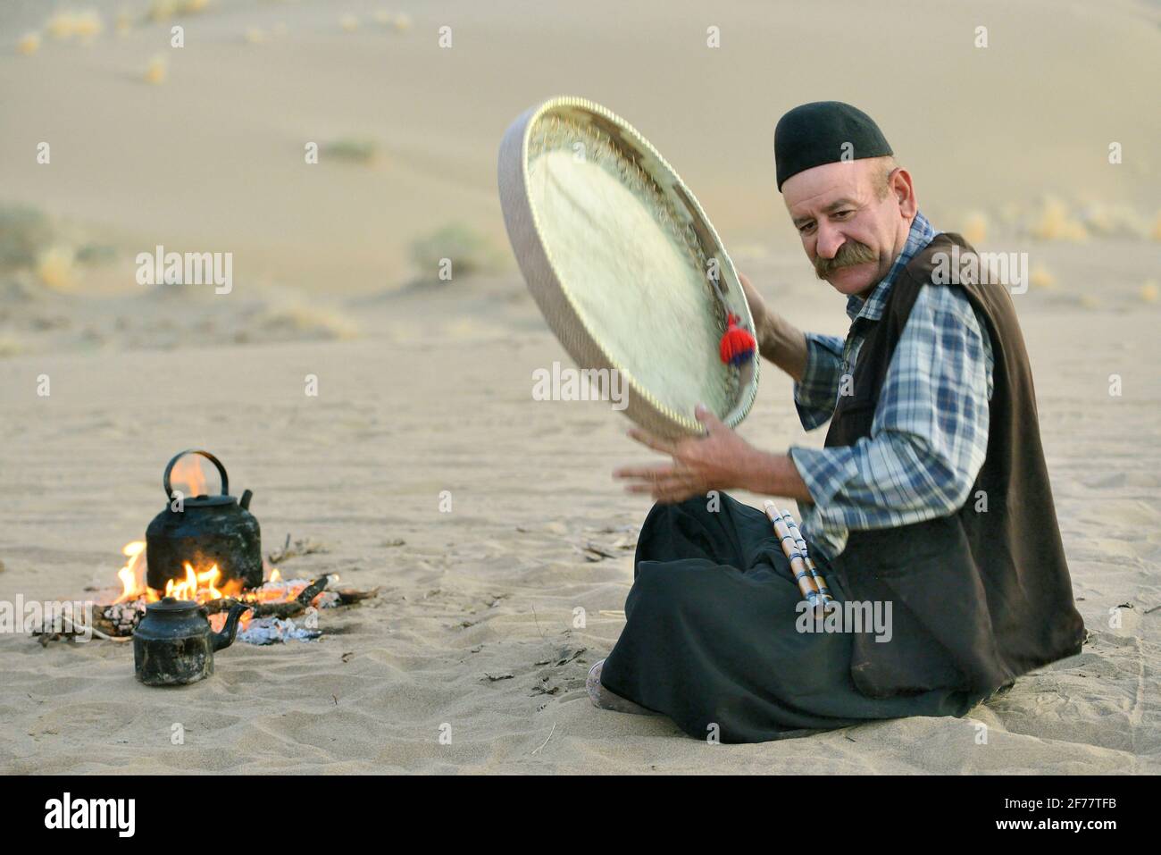 Iran, Isfahan Provinz, Kashan Region, Maranjab Wüste, Musiker spielen DAF Stockfoto