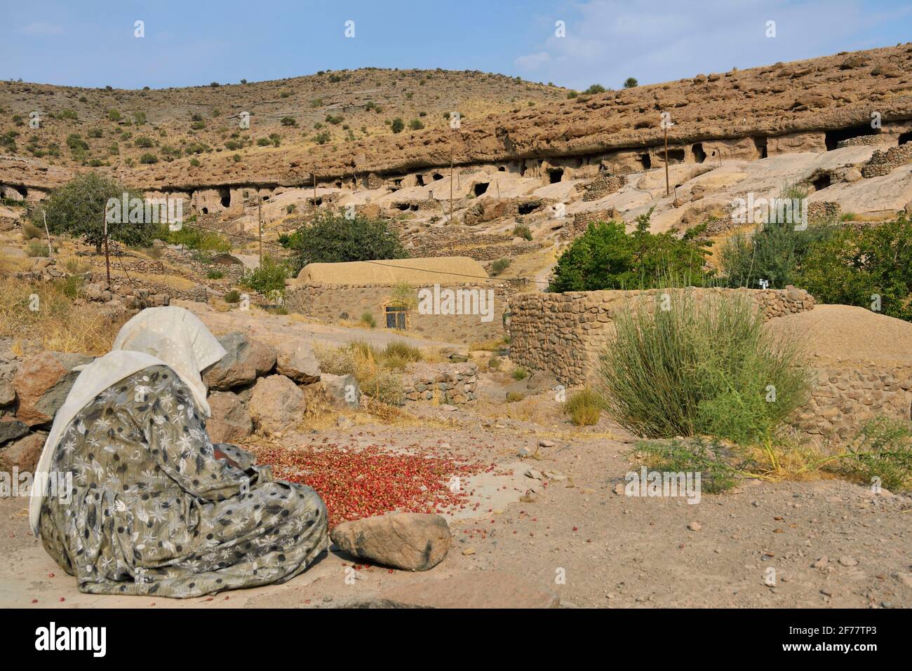 Iran, Provinz Kerman, von der UNESCO zum Weltkulturerbe erklärt, Dorf Maymand-Troglodyte, Alte Frau, die Bohnen sortiert Stockfoto