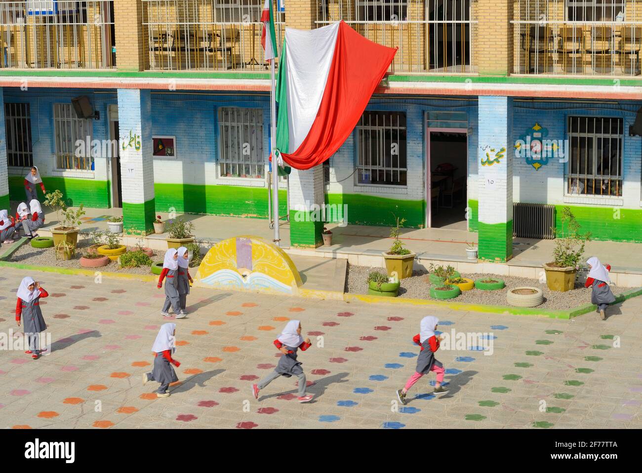 Iran, Yazd, Öffentliche Schule, Schülerinnen beim Spielen Stockfoto