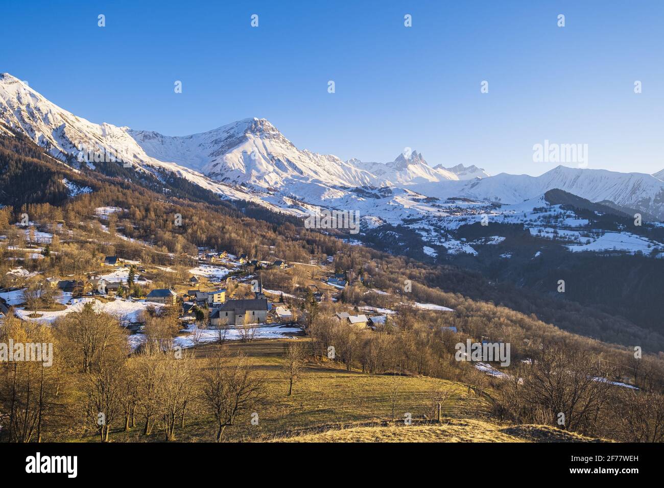 Frankreich, Savoie, Maurienne-Tal, Albiez-le-Jeune, Albiez-le-Vieux Skigebiet am Fuße des Aiguilles d'Arves im Hintergrund Stockfoto