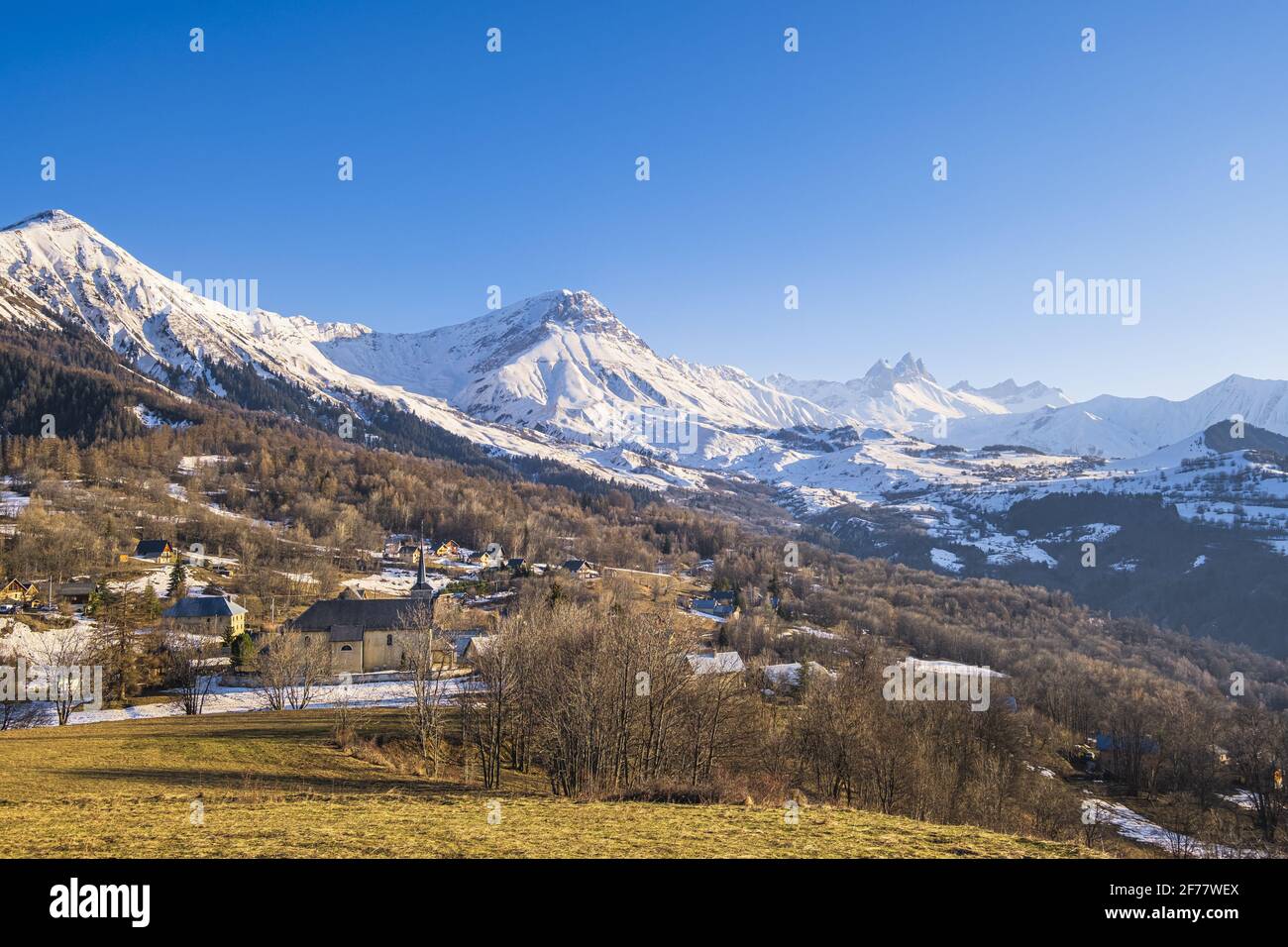 Frankreich, Savoie, Maurienne-Tal, Albiez-le-Jeune, Albiez-le-Vieux Skigebiet am Fuße des Aiguilles d'Arves im Hintergrund Stockfoto