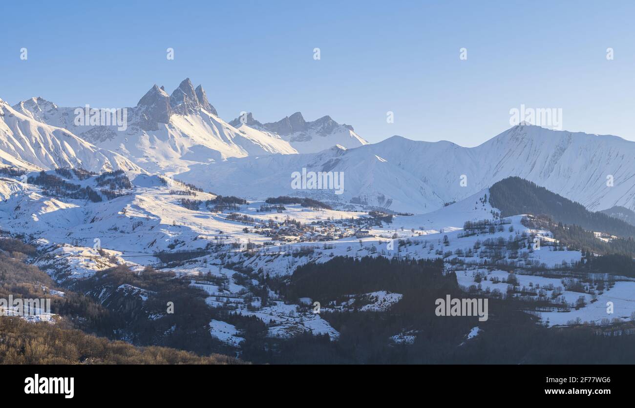 Frankreich, Savoie, Maurienne Valley, Aiguilles d'Arves und Albiez-le-Vieux Skiresort von Albiez-le-Jeune aus gesehen Stockfoto