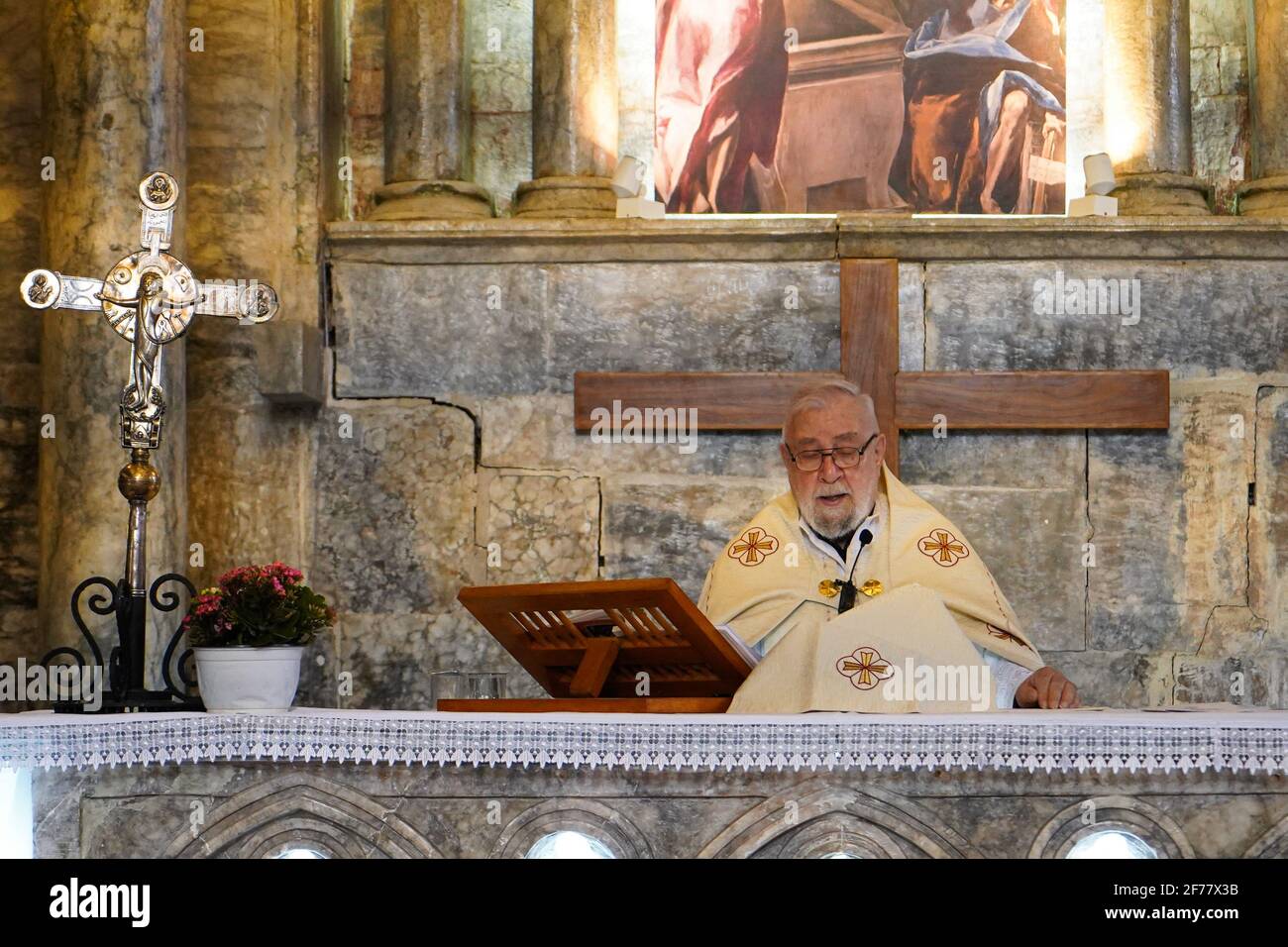 Mosul, Ninive, Irak. April 2021. Der irakische Priester predigt während der Ostermesse in der Großen Unbefleckten Kirche (al-Tahira-l-Kubra) in der Stadt Qaraqosh (Al-Hamdaniya), 30 Kilometer südöstlich der Stadt Mosul.Ostern gilt als der größte und größte christliche Feiertag, Es erinnert an die Auferstehung Christi von den Toten nach drei Tagen seiner Kreuzigung und seines Todes, wie im Neuen Testament geschrieben, in dem die große Fastenzeit, die gewöhnlich vierzig Tage dauert, endet. Während der Liturgie werden die Hymnen gesungen, Teile des Alten Testaments aus der Bibel rezitiert, die Hymnen des Halleluj Stockfoto