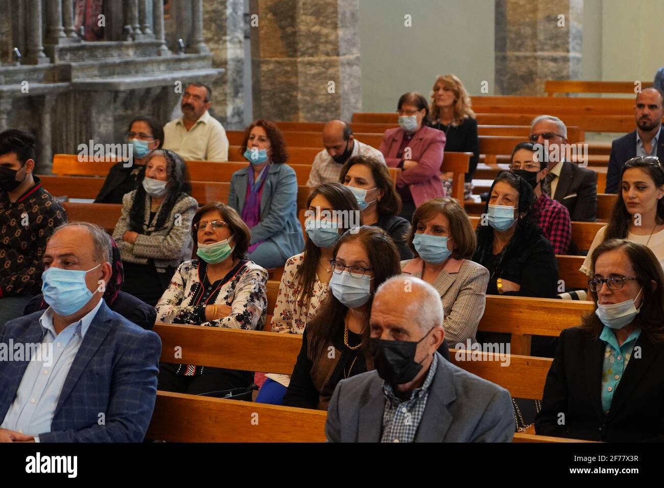 Mosul, Ninive, Irak. April 2021. Irakische Christen nehmen an der Ostermesse in der Großen Unbefleckten Kirche (al-Tahira-l-Kubra) in der Stadt Qaraqosh (Al-Hamdaniya), 30 Kilometer südöstlich der Stadt Mosul, Teil. Ostern gilt als größter und größter christlicher Feiertag, Es erinnert an die Auferstehung Christi von den Toten nach drei Tagen seiner Kreuzigung und seines Todes, wie im Neuen Testament geschrieben, in dem die große Fastenzeit, die gewöhnlich vierzig Tage dauert, endet. Während der Liturgie werden die Hymnen gesungen, Teile des Alten Testaments aus der Bibel rezitiert, die Hymnen des Hallelujah ar Stockfoto