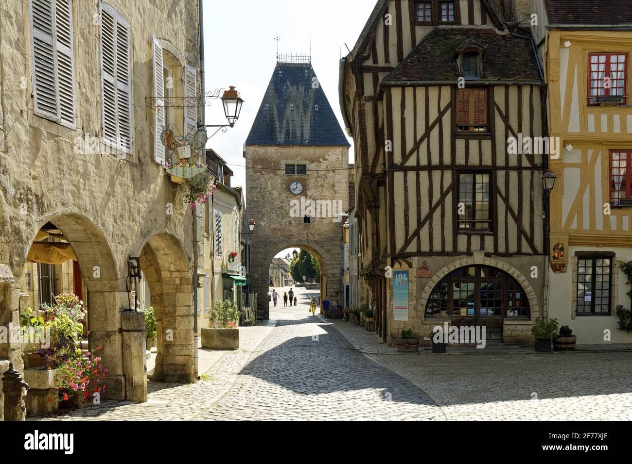 France, Yonne, Noyers oder Noyers sur Serein, gekennzeichnet mit Les Plus Beaux Villages de France (die schönsten Dörfer Frankreichs), Place de l'Hotel de Ville und Porte Peinte (Eingangstor) Stockfoto