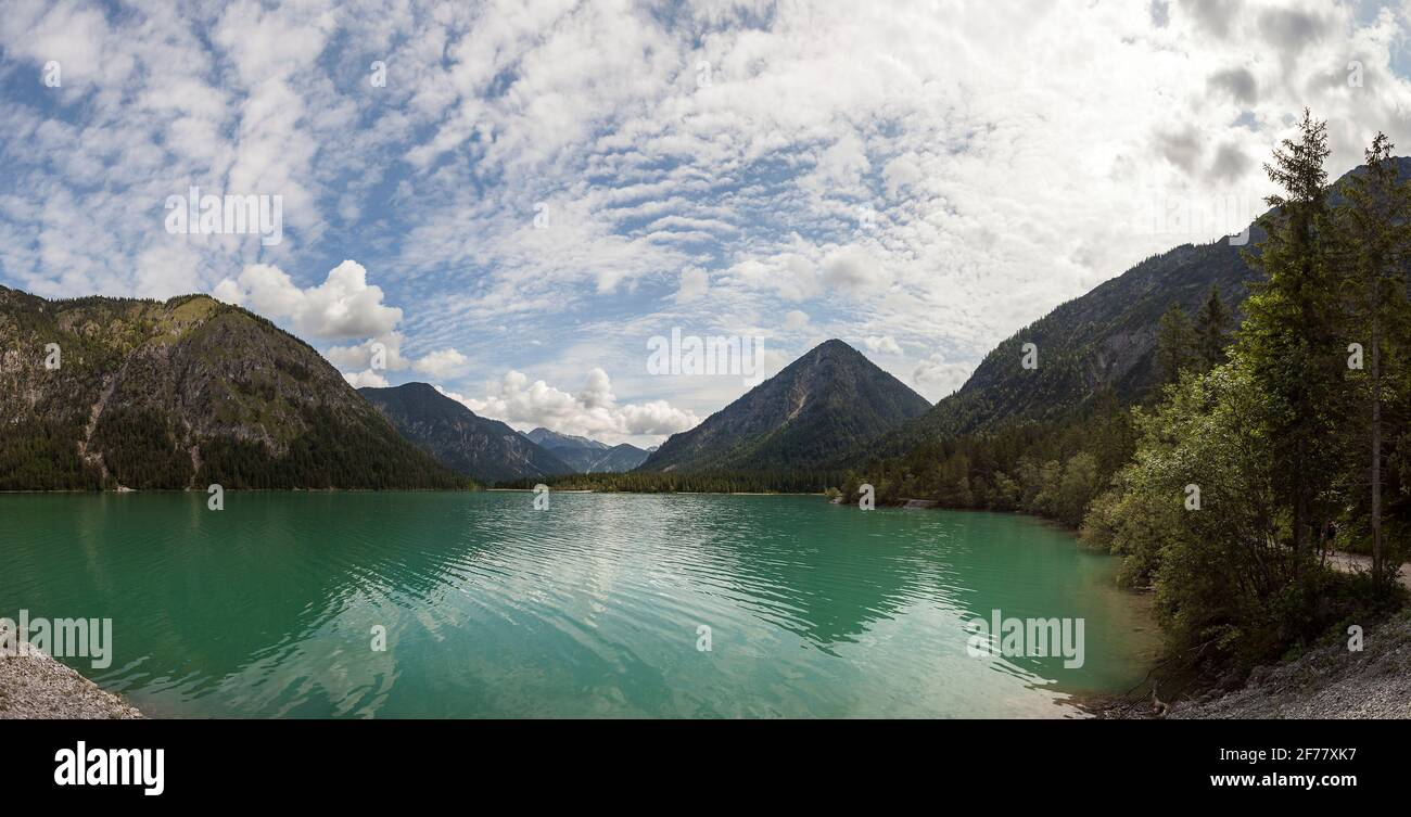 Panorama des Heiterwanger Sees in Tirol, Österreich im Sommer Stockfoto