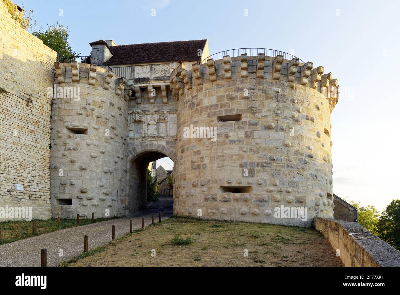 Frankreich, Yonne, Morvan Regional Natural Park, Vezelay, von der UNESCO zum Weltkulturerbe erklärt, trägt die Bezeichnung Les Plus Beaux Villages de France (die schönsten Dörfer Frankreichs), einen Halt auf dem Camino de Santiago, der Porte Neuve und den zwei Türmen aus dem 14. Jahrhundert Stockfoto