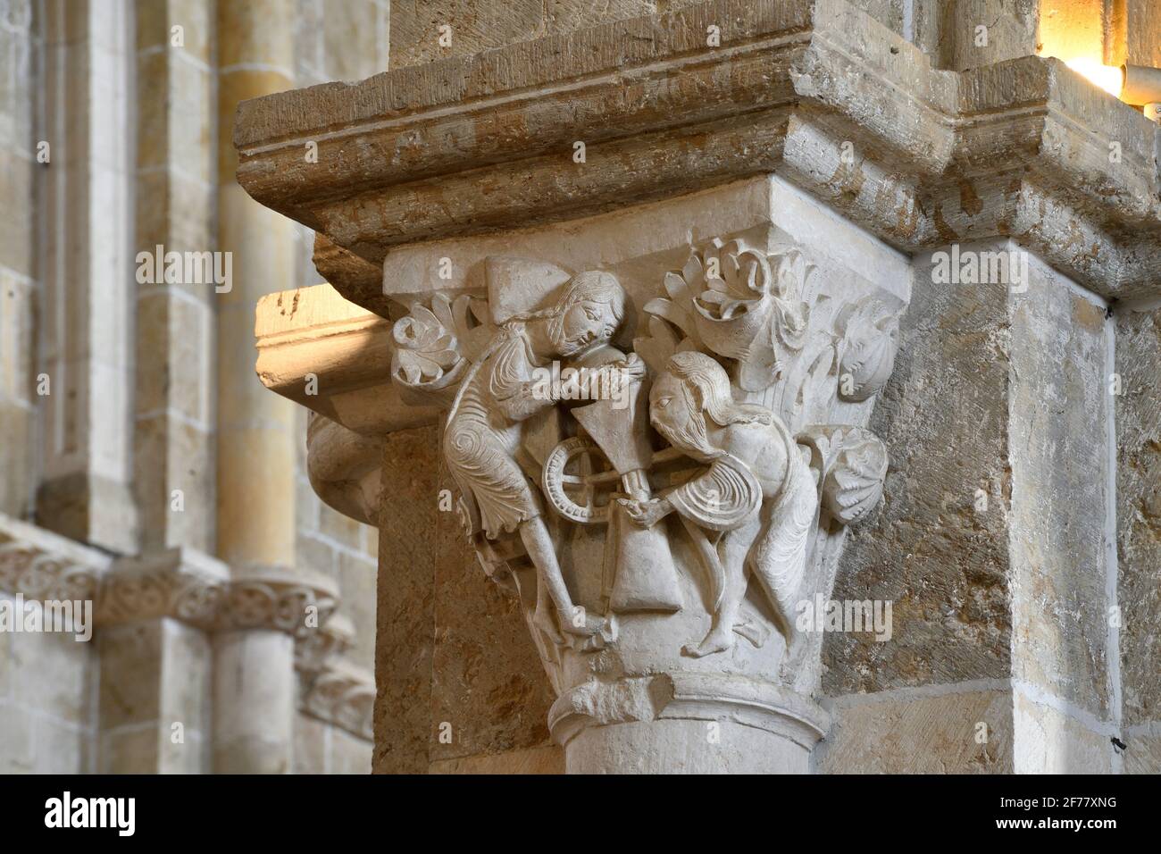 Frankreich, Yonne, Morvan Regional Natural Park, Vezelay, von der UNESCO zum Weltkulturerbe erklärt, beschriftet Les Plus Beaux Villages de France (die schönsten Dörfer Frankreichs), ein Halt auf el Camino de Santiago, Sainte Marie Madeleine Basilika, die Hauptstadt der Mystischen Mühle genannt, die den Heiligen Paul darstellt, der von Moses Getreideansammlung sammelt (Ein Symbol der Kontinuität zwischen altem und neuem Testament) Stockfoto