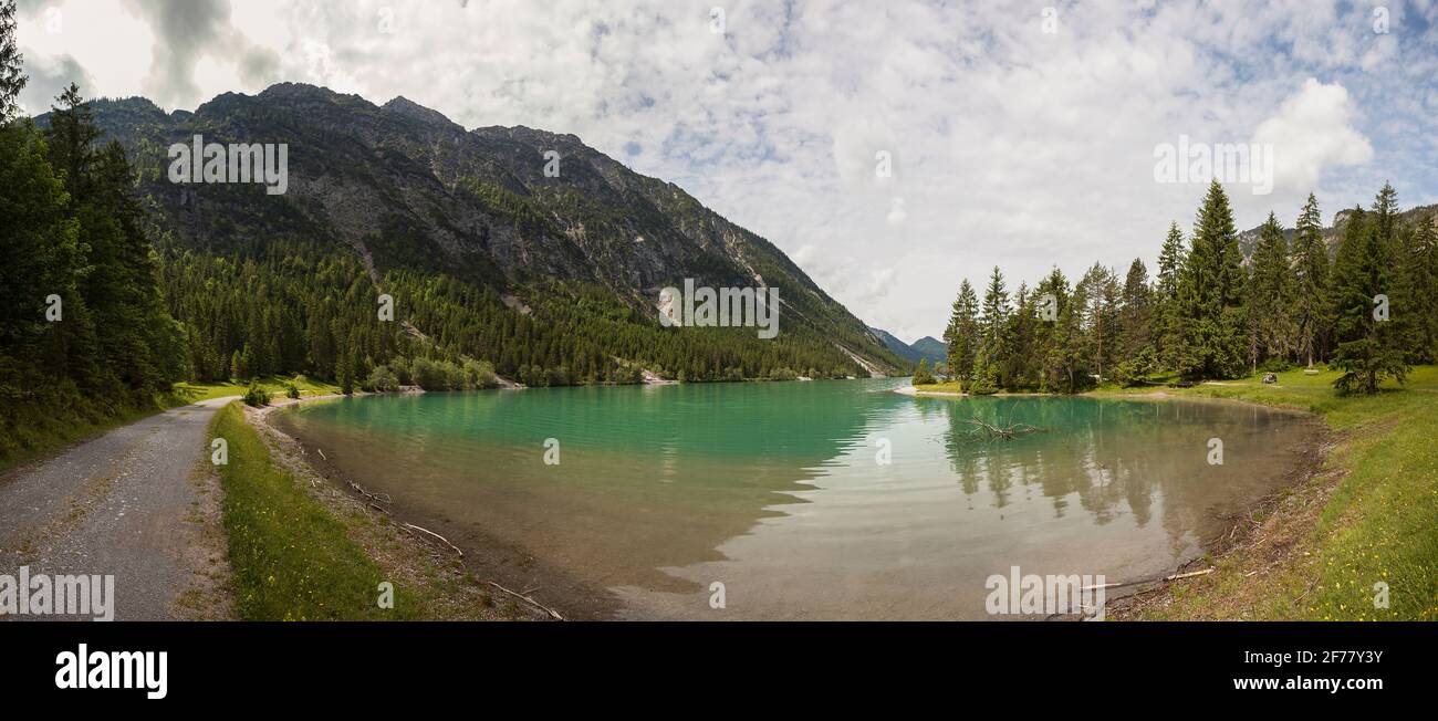 Panorama des Heiterwanger Sees in Tirol, Österreich im Sommer Stockfoto