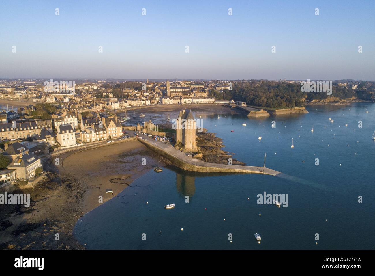 Frankreich, Ille et Vilaine, Cote d'Emeraude (Smaragdküste), Saint Malo, Saint Servan Bezirk, den Hafen und die Tour Solidor, der Turm gebaut in 1382 sheletrs Musee International de Lange Cours Cap Hornier (Internationale Museum der Kap Horner für Langstreckenverbindungen segeln) (Luftbild) Stockfoto