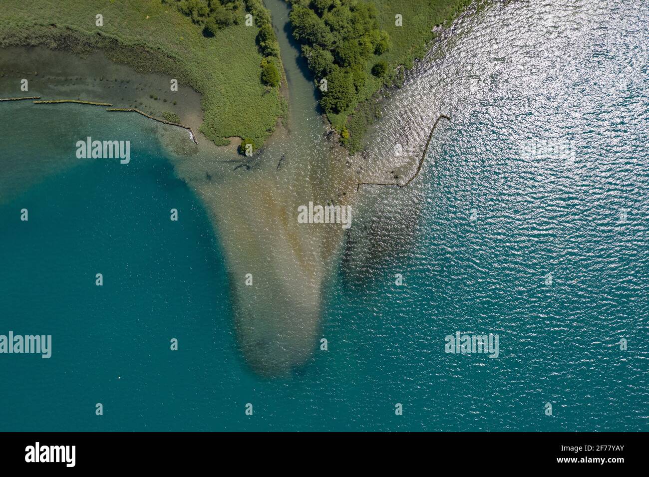 Frankreich, Haute Savoie, Annecy, Lake Annecy, das Ende des in Doussard gelegenen Seereservats, ist eine Natura 2000-Zone, die 1974 klassifiziert wurde und mit einer Fläche von mehr als 80 Hektar von zwei Flüssen, Eau Morte und l'IRE, durchquert wird (Eines der letzten nicht kanalisierten Deltas in Frankreich), die den See Annecy und Delight Beavers füttern (Luftaufnahme) Stockfoto