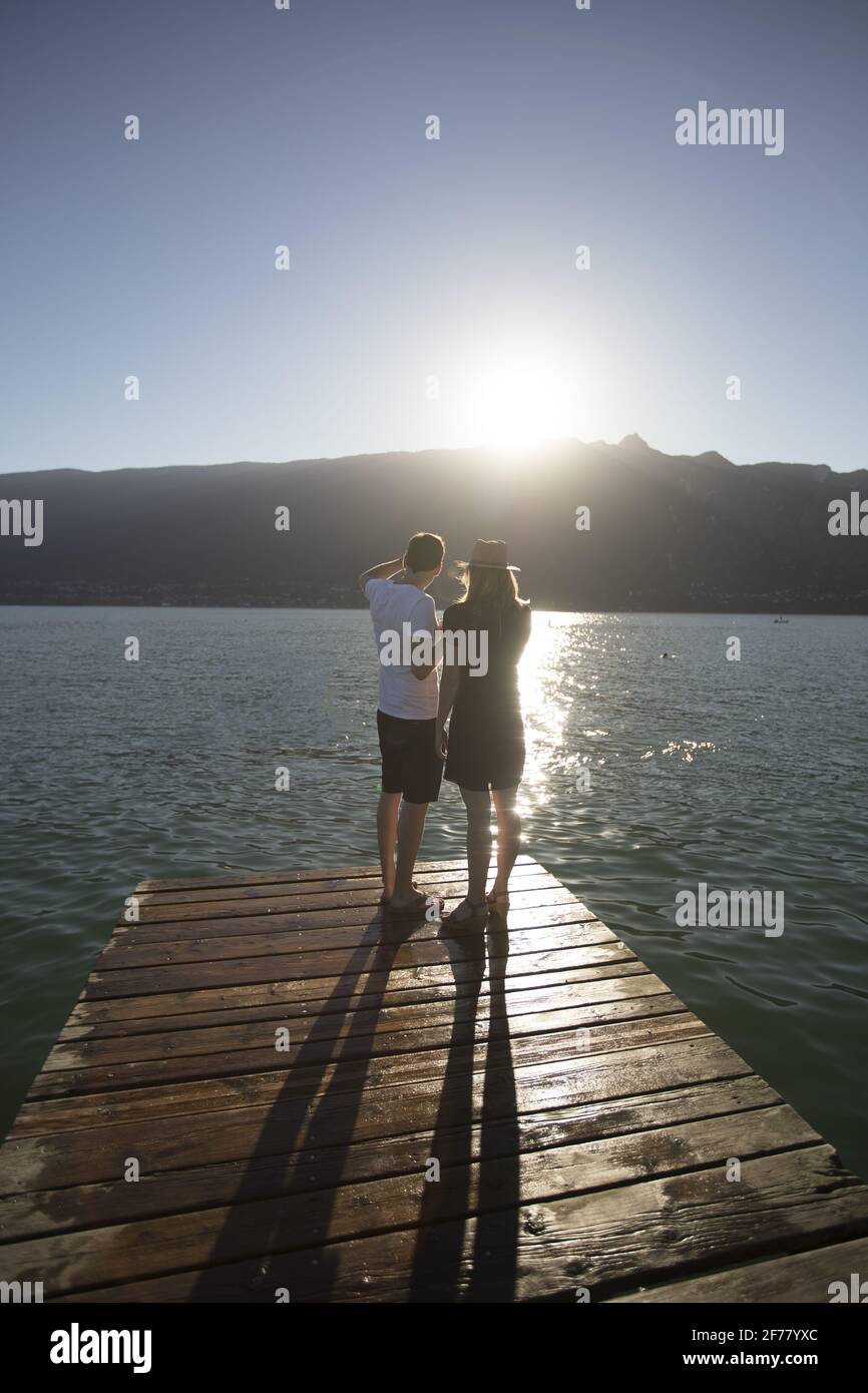 Frankreich, Savoie, Lac du Bourget, Aix les Bains, Riviera der Alpen, Paar auf dem Ponton des Lido, in Treserve, am Ende des Tages Stockfoto