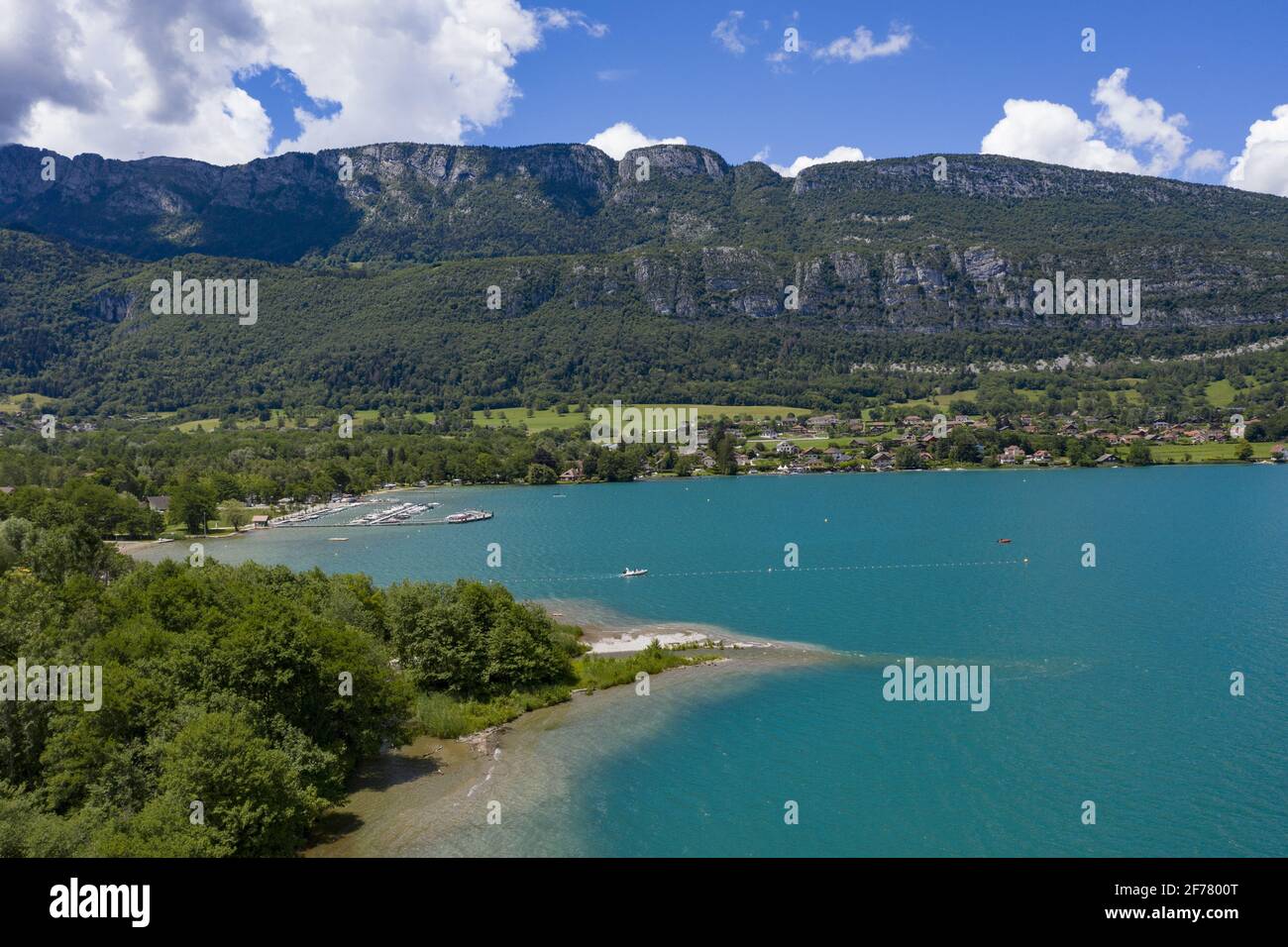 Frankreich, Haute Savoie, Annecy, Lake Annecy, das Ende des in Doussard gelegenen Seereservats, ist eine Natura 2000-Zone, die 1974 klassifiziert wurde und mit einer Fläche von mehr als 80 Hektar von zwei Flüssen, Eau Morte und l'IRE, durchquert wird (Eines der letzten nicht kanalisierten Deltas in Frankreich), die den See Annecy und Delight Beavers füttern (Luftaufnahme) Stockfoto