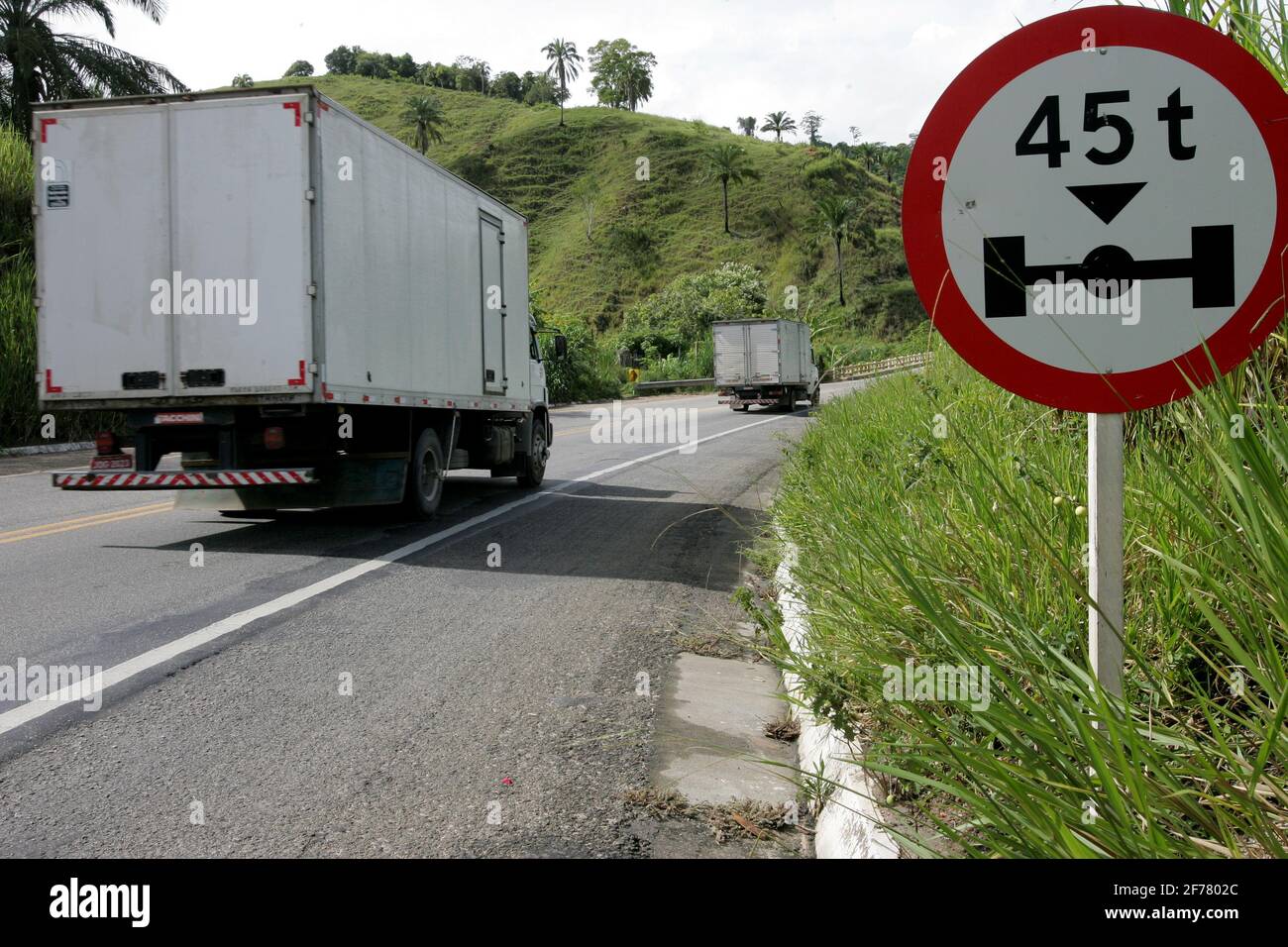 Eunapolis, bahia / brasilien - 23. märz 2011: Wegweiser auf der Autobahn BR 101 zeigen das maximale pro-Achse Gewicht an, das auf der Straße in der CI passieren darf Stockfoto