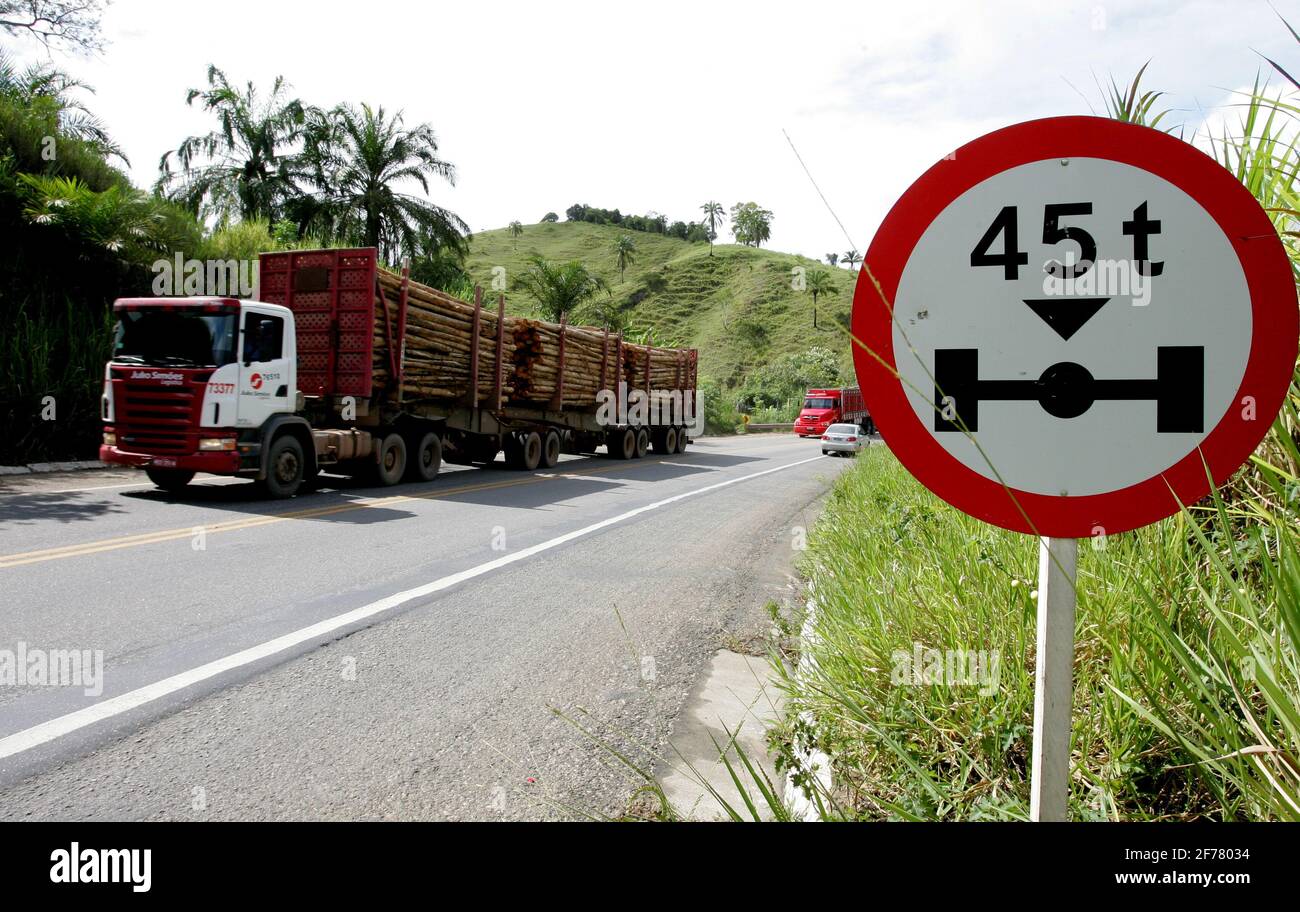 Eunapolis, bahia / brasilien - 23. märz 2011: Wegweiser auf der Autobahn BR 101 zeigen das maximale pro-Achse Gewicht an, das auf der Straße in der CI passieren darf Stockfoto