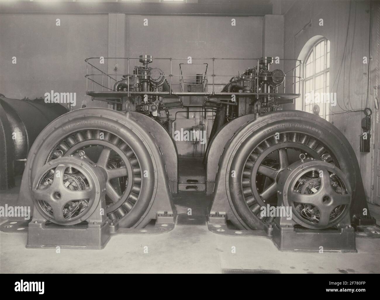 Power Center, unbekannter Ort. Generatoren von Luth & Rosen. Hinter vertikalen Diselmotoren. Stockfoto