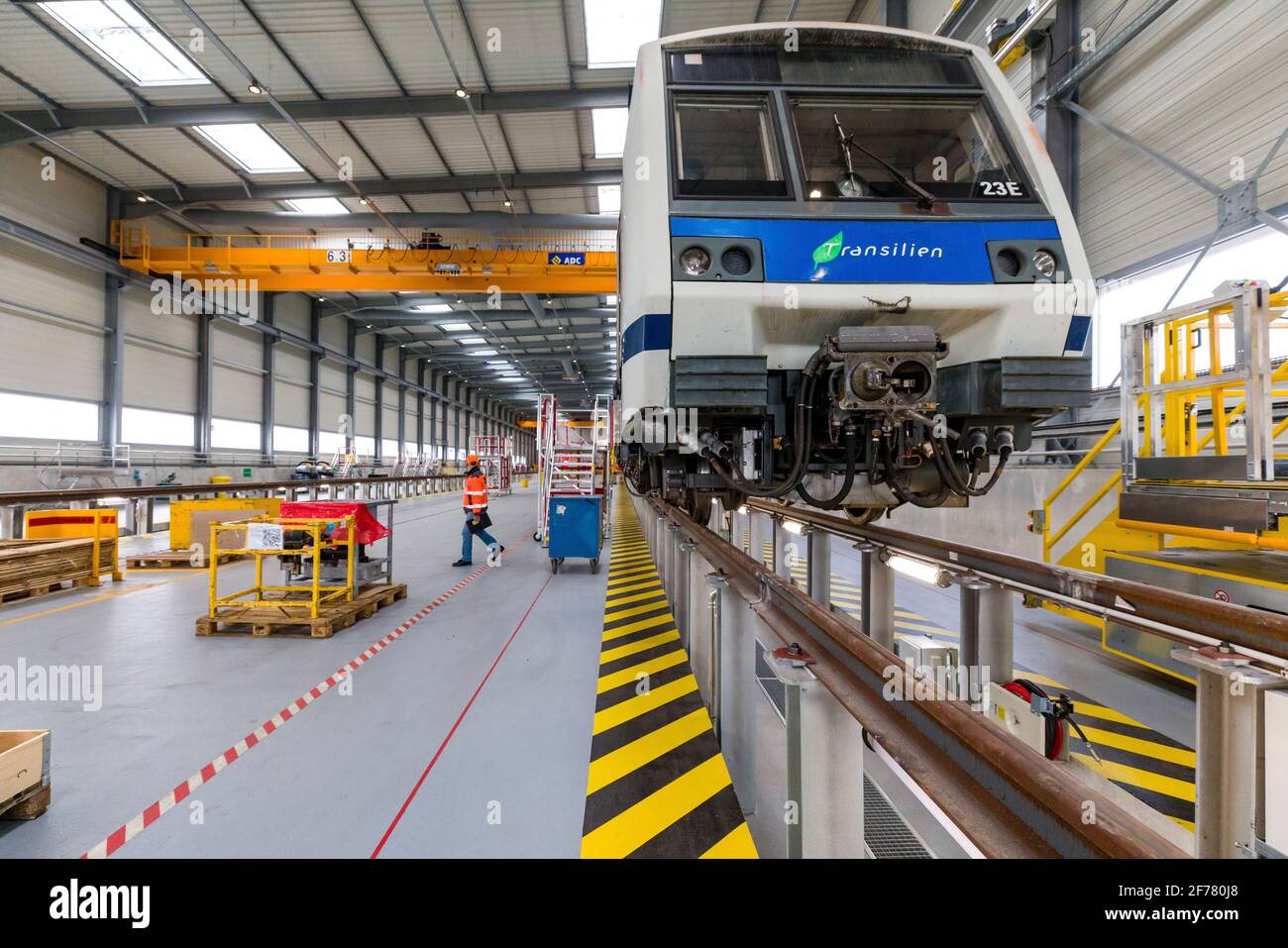 Frankreich, Indre et Loire, Saint-Pierre-des-Corps, SNCF Technicenter, das Industrietechnikcenter von Saint-Pierre-des-Corps, ist spezialisiert auf die komplette Renovierung von S-Bahnen in der Region Île de France, Auf diesem 14 ha großen Gelände arbeiten 650 Mitarbeiter aus rund 40 Gewerken, was ihre Lebensdauer verdoppelt, und im November 2020 eröffnete das Technicenter eine brandneue 4,000 m2 große Werkstatt, in der ganze Züge über ihre gesamte Länge geparkt werden können Stockfoto