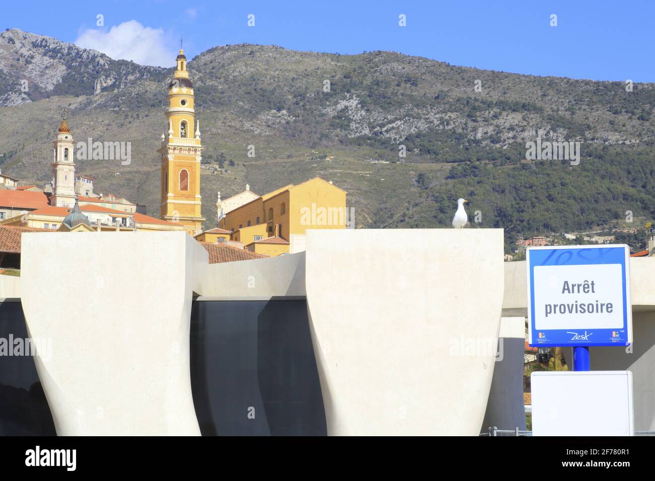 Frankreich, Alpes Maritimes, Menton, Jean Cocteau Museum (Sammlung Severin Wunderman) entworfen vom Architekten Rudy Ricciotti mit im Hintergrund die Basilika Saint Michel Archange und die Kapelle der Unbefleckten Empfängnis Stockfoto