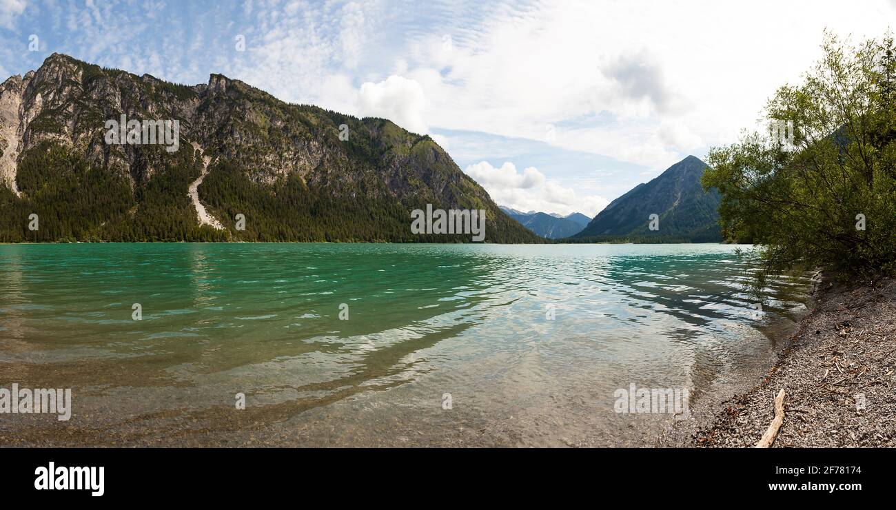 Panorama des Heiterwanger Sees in Tirol, Österreich im Sommer Stockfoto