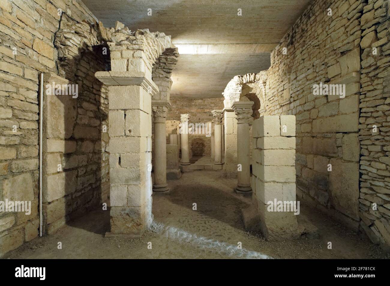 Frankreich, Côte d'Or, Flavigny sur Ozerain, bezeichneten die schönsten Dörfer Frankreichs (die schönsten Dörfer Frankreichs), die karolingische Krypta der ehemaligen Benediktinerabtei, in der sich die Fabrik von Anis de Flavigny befindet Stockfoto