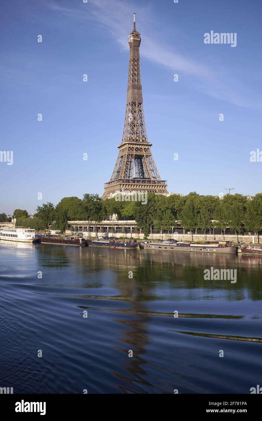 Frankreich, Paris, von der UNESCO als Weltkulturerbe eingestuftes Gebiet, der Hafen von Suffren und der Eiffelturm Stockfoto