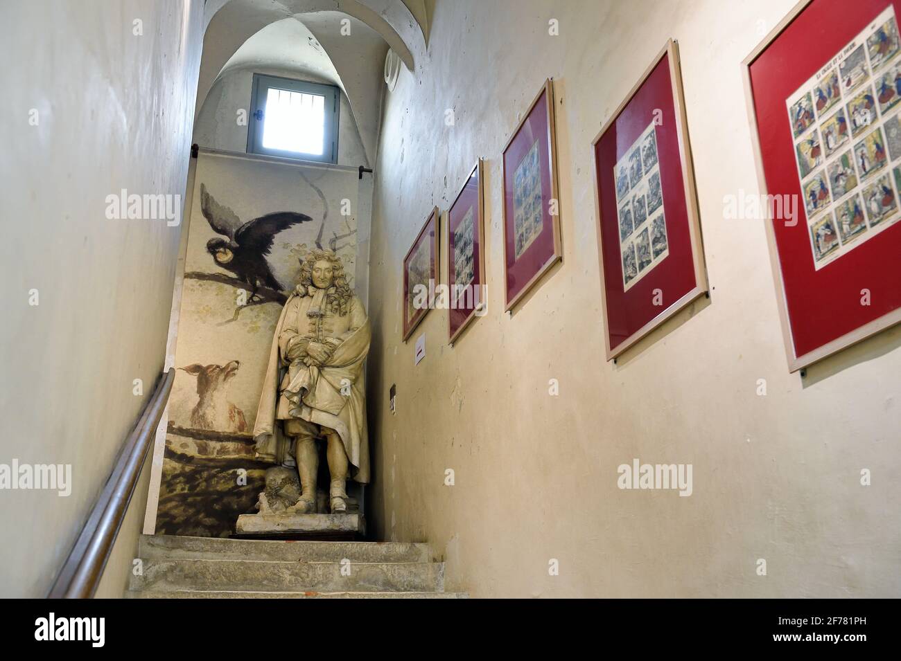 Frankreich, Aisne, Château-Thierry, Jean de La Fontaine Museum - Stadt Chateau-Thierry in der Geburtsstadt des Dichters und Schriftstellers, Statue (Gips des 19. Jahrhunderts) von Jean de La Fontaine vom Bildhauer Gabriel Seurre in der großen Treppe Stockfoto