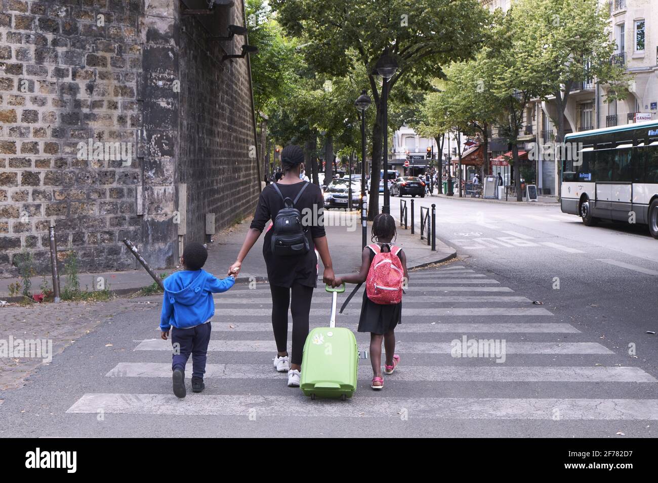 Frankreich, Paris, Bezirk Saint Lambert, rue de Vouille, afrikanisch stammende Frau und ihre beiden Kinder Stockfoto