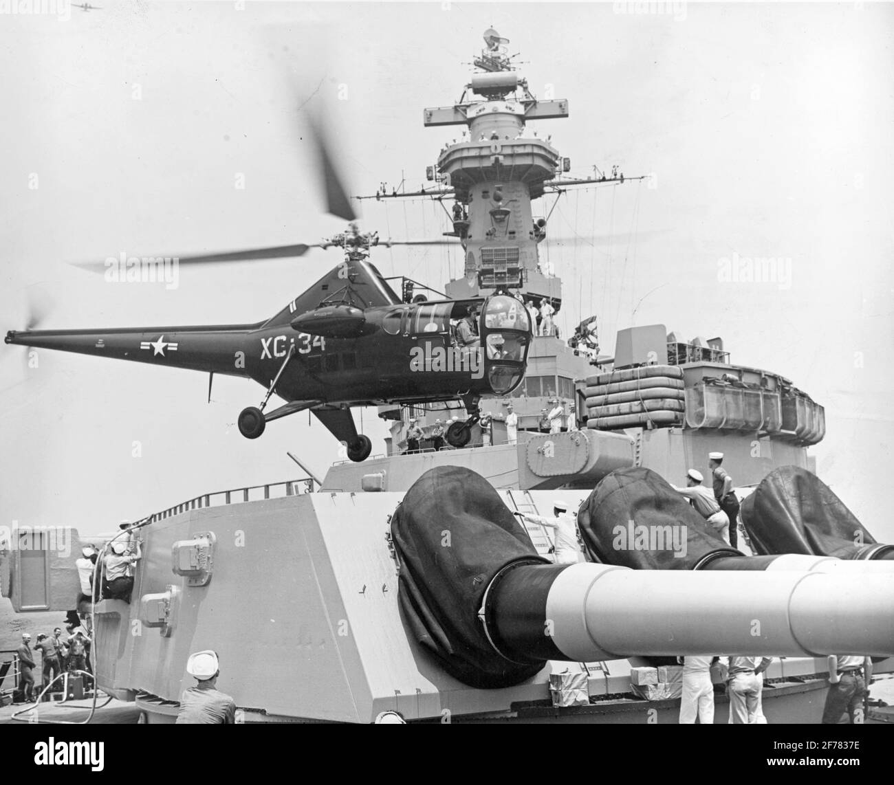 USS Missouri (BB-63) Sikorsky HO3S-1 Hubschrauber Landung auf dem vorderen 16-Zoll-Geschützturm, während der Midshipmen-Kreuzfahrt 1948. Wachposten, Schiffszeitungen und Personal wurden per Hubschrauber ausgetauscht, während das Kreuzfahrtgeschwader der Midshipmen auf See war. Die meisten Umschreibungen wurden durch schwebende Pick-up gemacht. Der Vorwärtsturm wurde als Landeplattform verwendet, da die Wasserflugzeugabstürme auf der Fantane des Schiffes den Betrieb von Hubschraubern dort verhinderten. Das Foto wurde am 13. September 1948 eingereicht. Offizielles US-Navy-Foto Stockfoto
