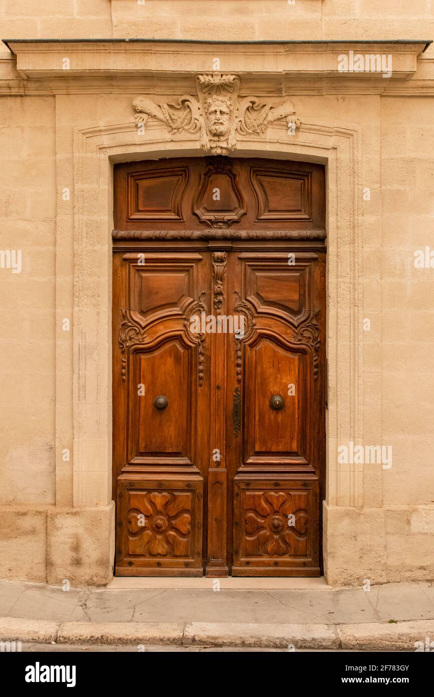 Avignon, eine alte Holztür, typisches Gebäude im Süden Frankreichs Stockfoto
