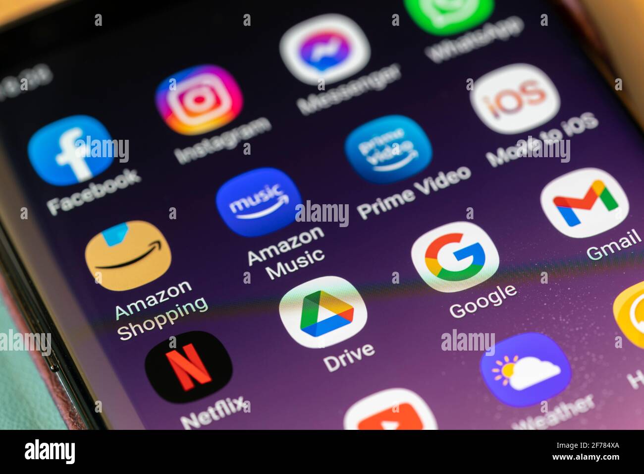Apps auf einem Smartphone für die amerikanischen Technologieunternehmen FAANG: Facebook, Amazon, Apple, Netflix und Alphabet (ehemals Google) Stockfoto