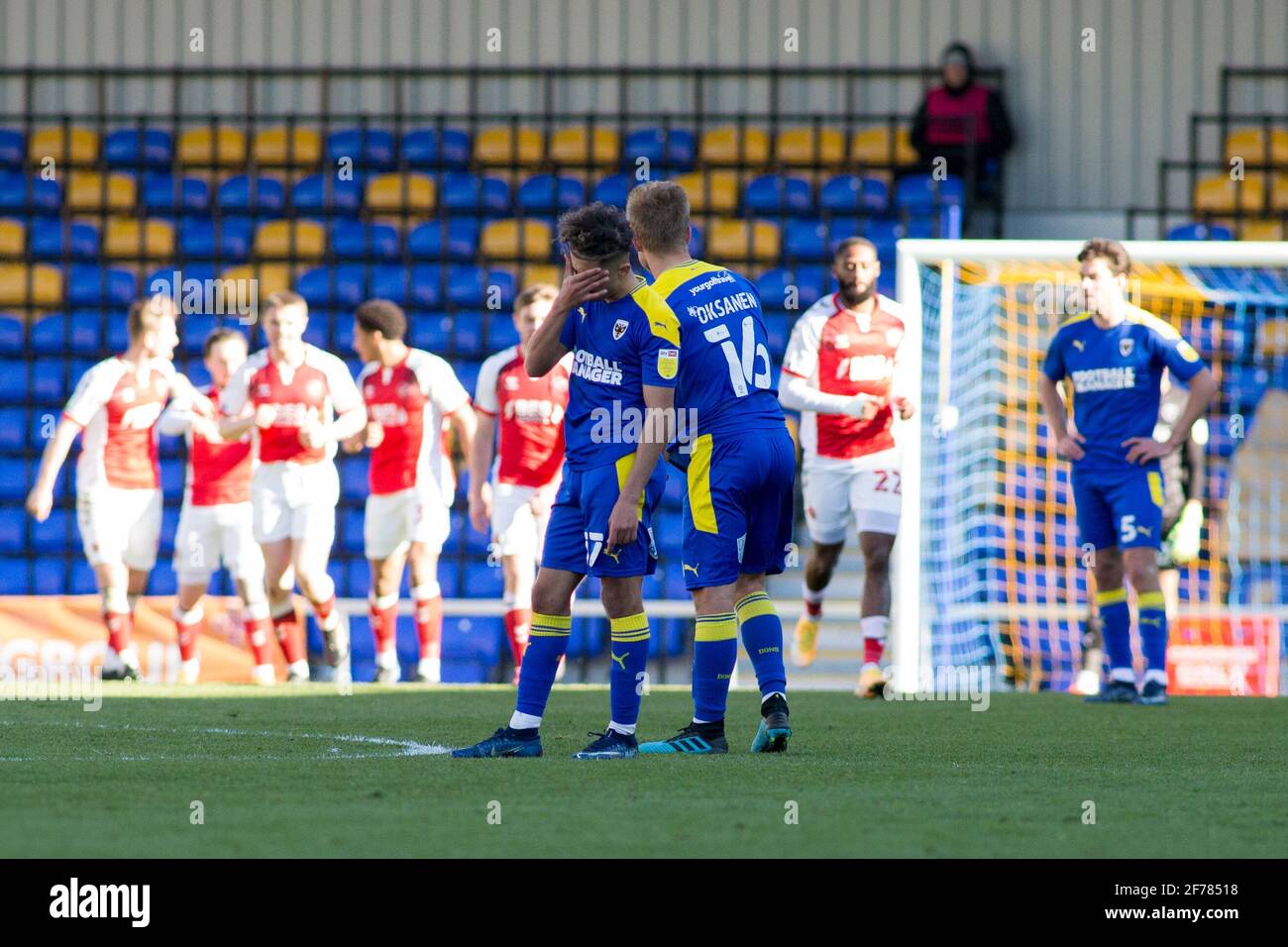 LONDON, GROSSBRITANNIEN. 5. APRIL: Ayoub Assal of AFC Wimbledon Gesten während des Sky Bet League 1-Spiels zwischen AFC Wimbledon und Fleetwood Town in Plough Lane, Wimbledon, London am Montag, 5. April 2021. (Quelle: Federico Maranesi) Quelle: MI News & Sport /Alamy Live News Stockfoto