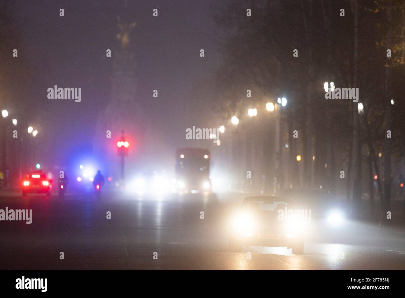 30/11/2020. London, Großbritannien. An einem nebligen Morgen im Zentrum von London kommt der Verkehr die Mall entlang. In Teilen Großbritanniens herrschen starker Nebel und niedrige Temperaturen. Bildnachweis: George Cracknell Wright Stockfoto 30/11/2020. London, Großbritannien. An einem nebligen Morgen im Zentrum von London kommt der Verkehr die Mall entlang. In Teilen Großbritanniens herrschen starker Nebel und niedrige Temperaturen. Bildnachweis: George Cracknell Wright Stockfoto