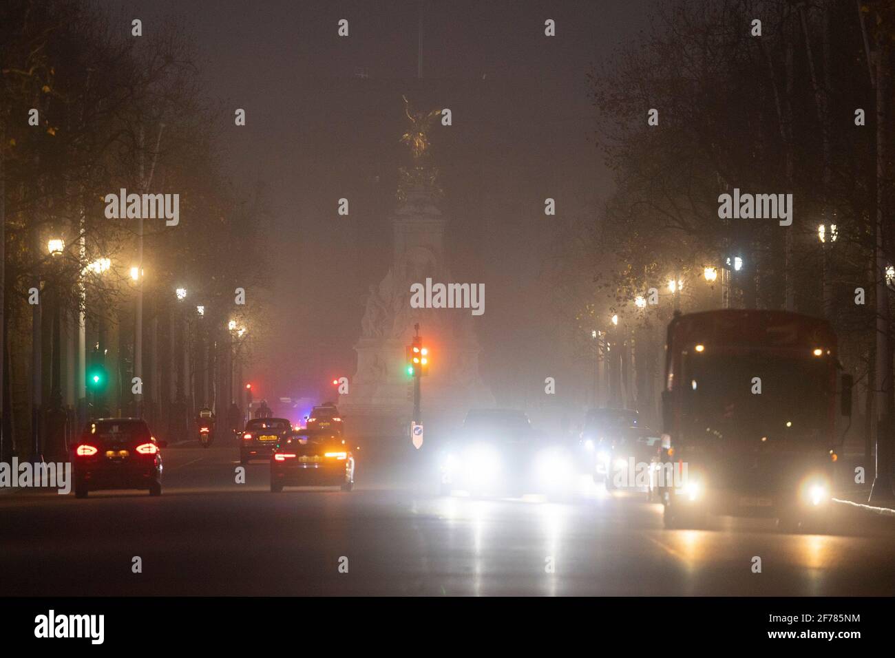 30/11/2020. London, Großbritannien. An einem nebligen Morgen im Zentrum von London kommt der Verkehr die Mall entlang. In Teilen Großbritanniens herrschen starker Nebel und niedrige Temperaturen. Bildnachweis: George Cracknell Wright Stockfoto 30/11/2020. London, Großbritannien. An einem nebligen Morgen im Zentrum von London kommt der Verkehr die Mall entlang. In Teilen Großbritanniens herrschen starker Nebel und niedrige Temperaturen. Bildnachweis: George Cracknell Wright Stockfoto