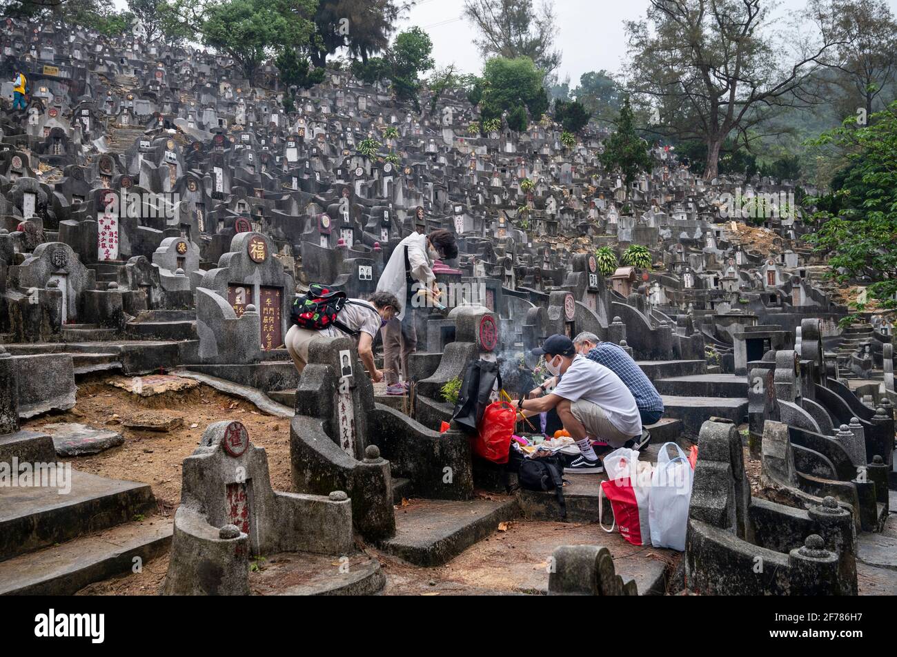 Hongkong, China. April 2021. Eine Familie verbrennt während des Ching Ming Festivals in Hongkong auf einem Friedhof Opfergaben vor ihren Verwandten.das jährliche Ching Ming Festival, Wenn Menschen die Gräber von verstorbenen Verwandten besuchen und Opfergaben in Erinnerung und Respekt hinterlassen, während die Regierung Hongkongs versucht, die Anzahl der COVID-19-Coronavirus-infizierten Fälle unter Kontrolle zu halten, während mehr Menschen geimpft werden. (Foto von Miguel Candela/SOPA Images/Sipa USA) Quelle: SIPA USA/Alamy Live News Stockfoto