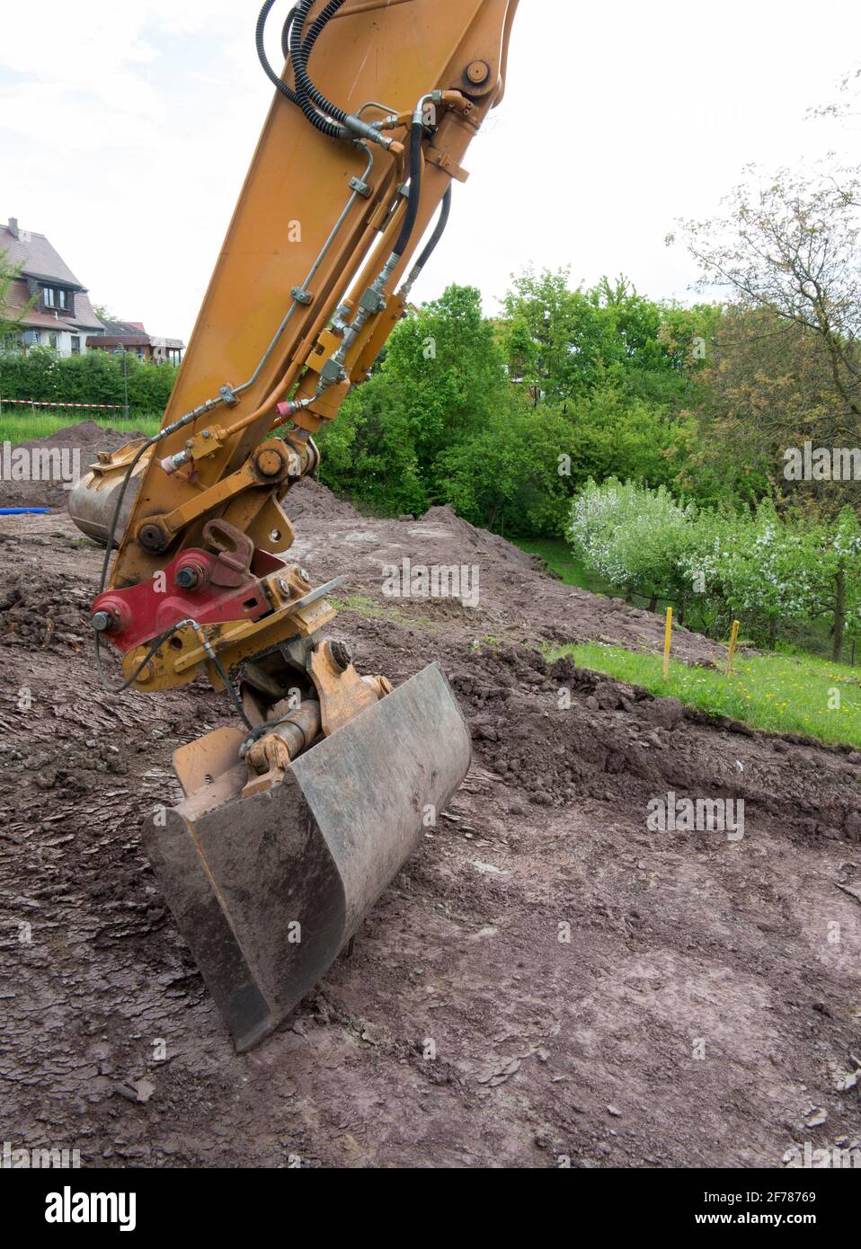 Eimer eines großen Baggers auf einer ländlichen Baustelle Stockfoto