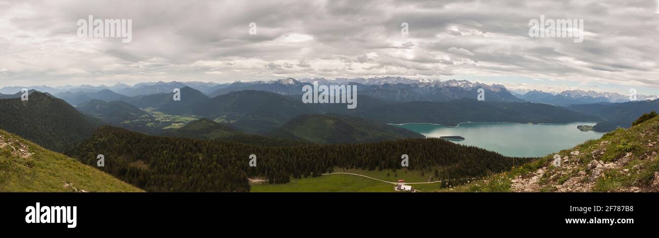 Panoramablick auf Walchensee, Jochberg in Bayern, Deutschland Stockfoto