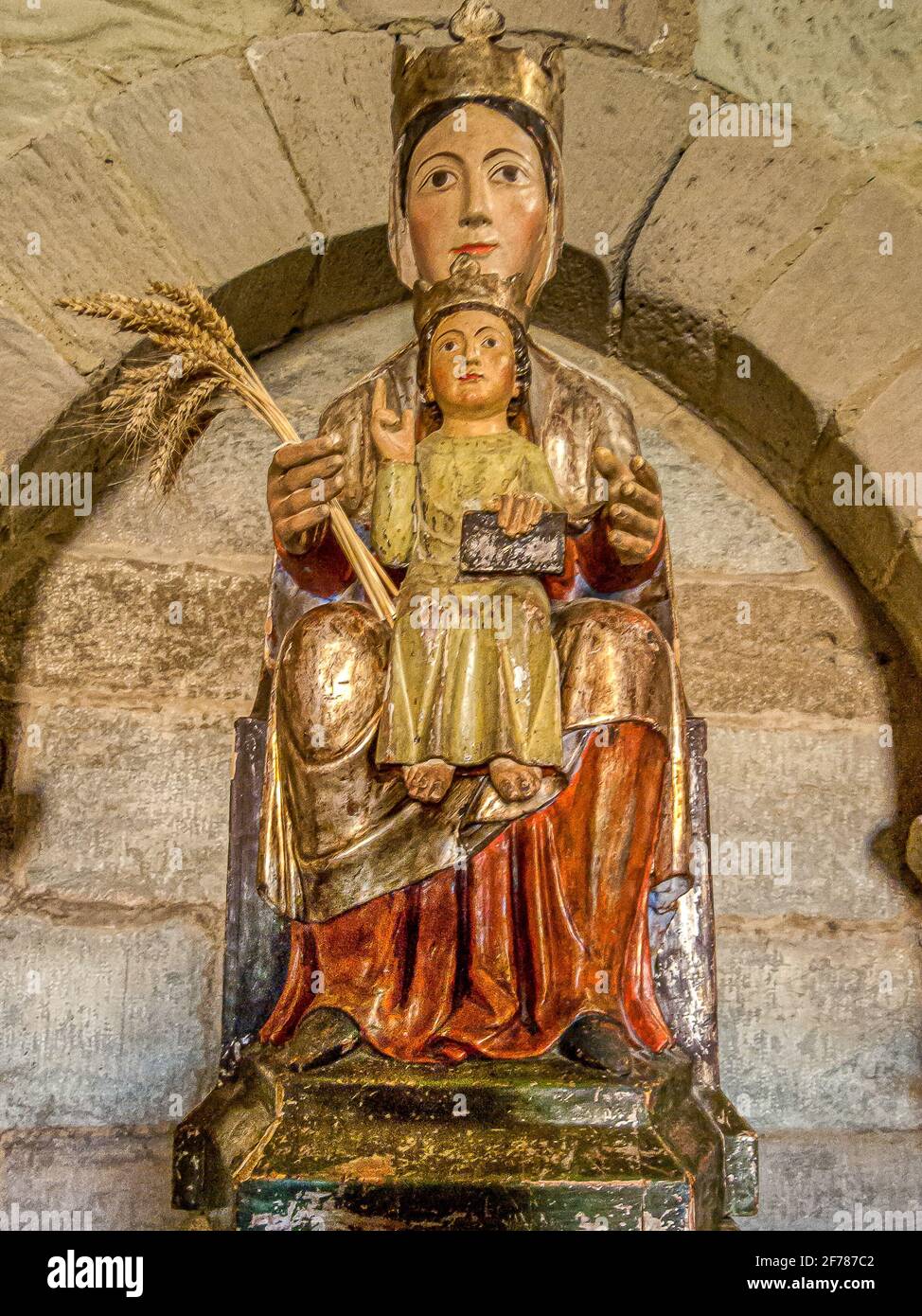 Statue der Jungfrau Maria in der romanischen Kirche der Heiligen Maria von Eunate aus dem 12. Jahrhundert, Spanien, 16. Oktober 2009 Stockfoto