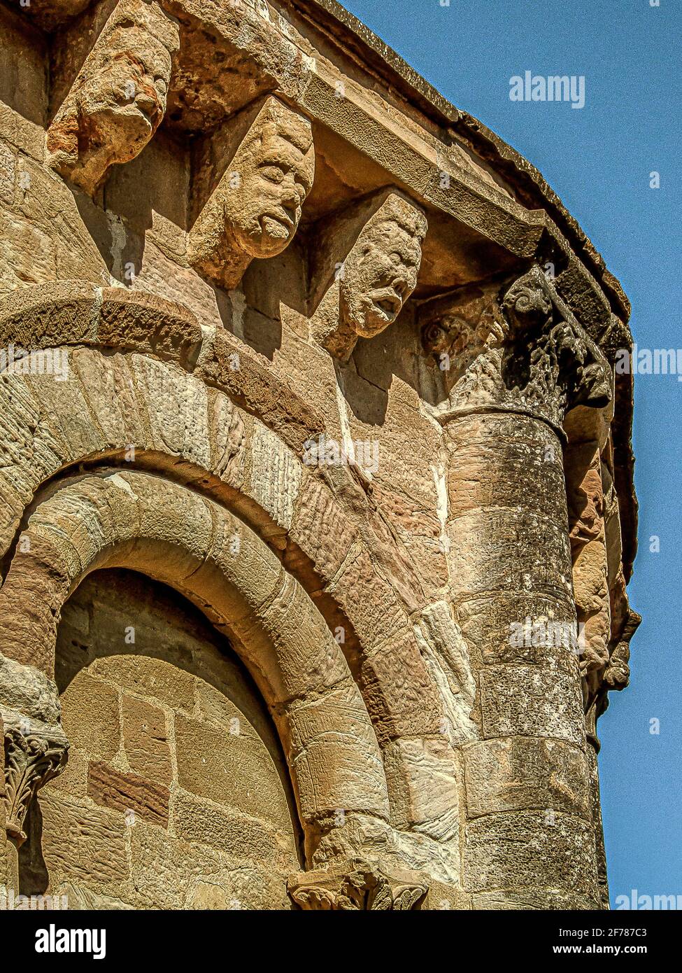 Dezember der romanischen Kirche der Heiligen Maria von Eunate aus dem 12. Jahrhundert, Spanien, 16. Oktober 2009 Stockfoto